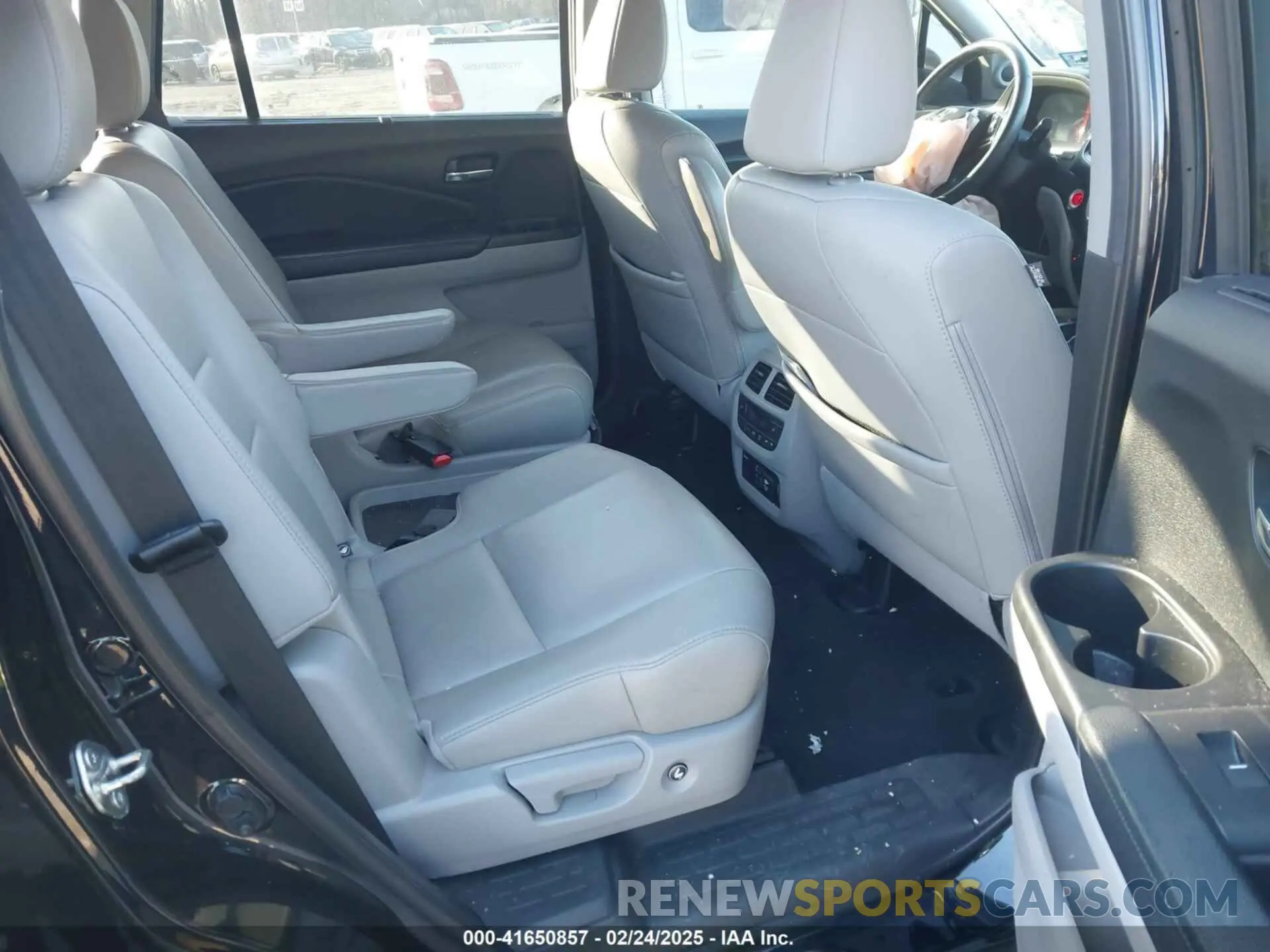 8 Photograph of a damaged car 5FNYF6H65KB061796 HONDA PILOT 2019