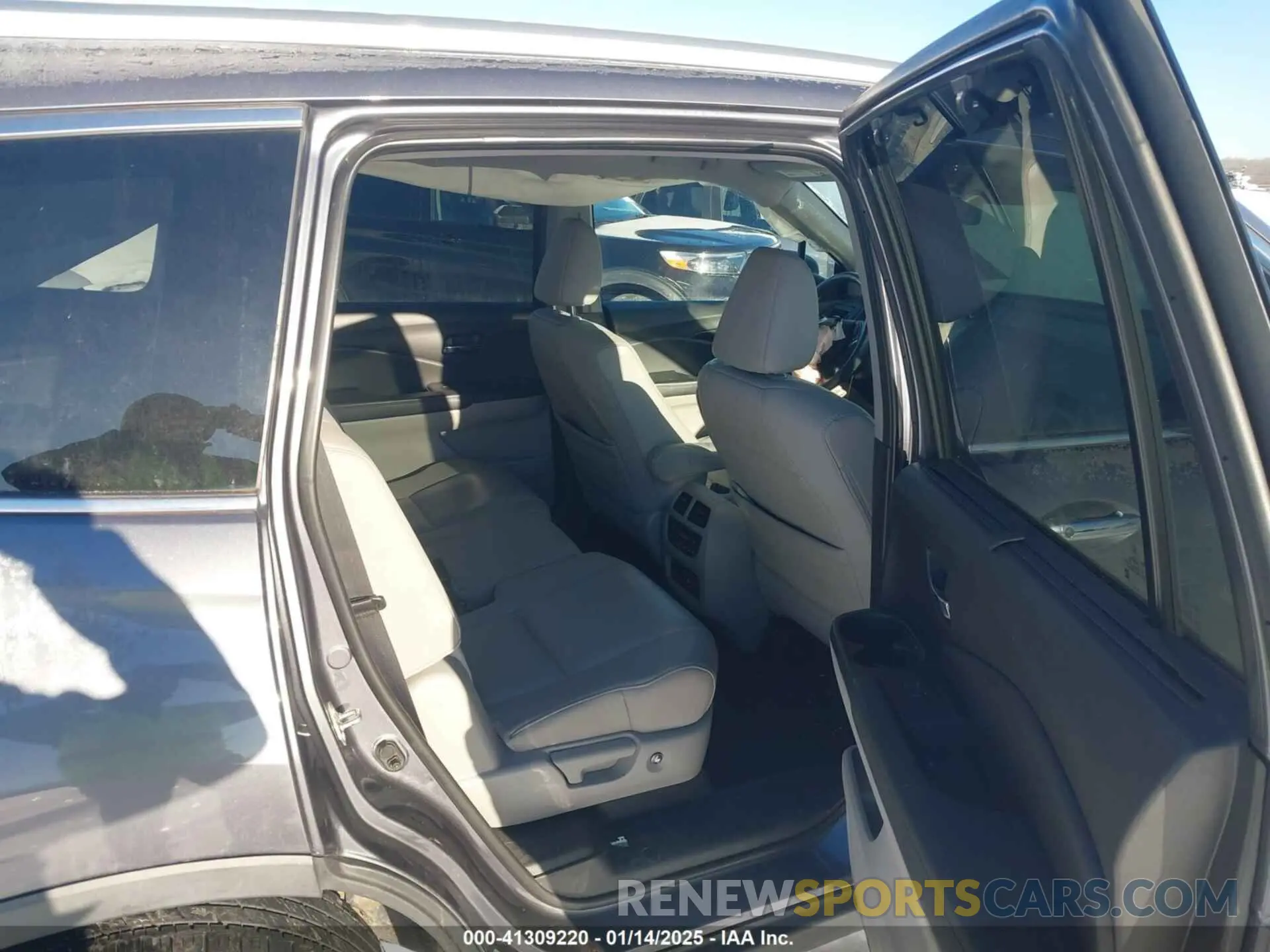 8 Photograph of a damaged car 5FNYF6H91KB094224 HONDA PILOT 2019