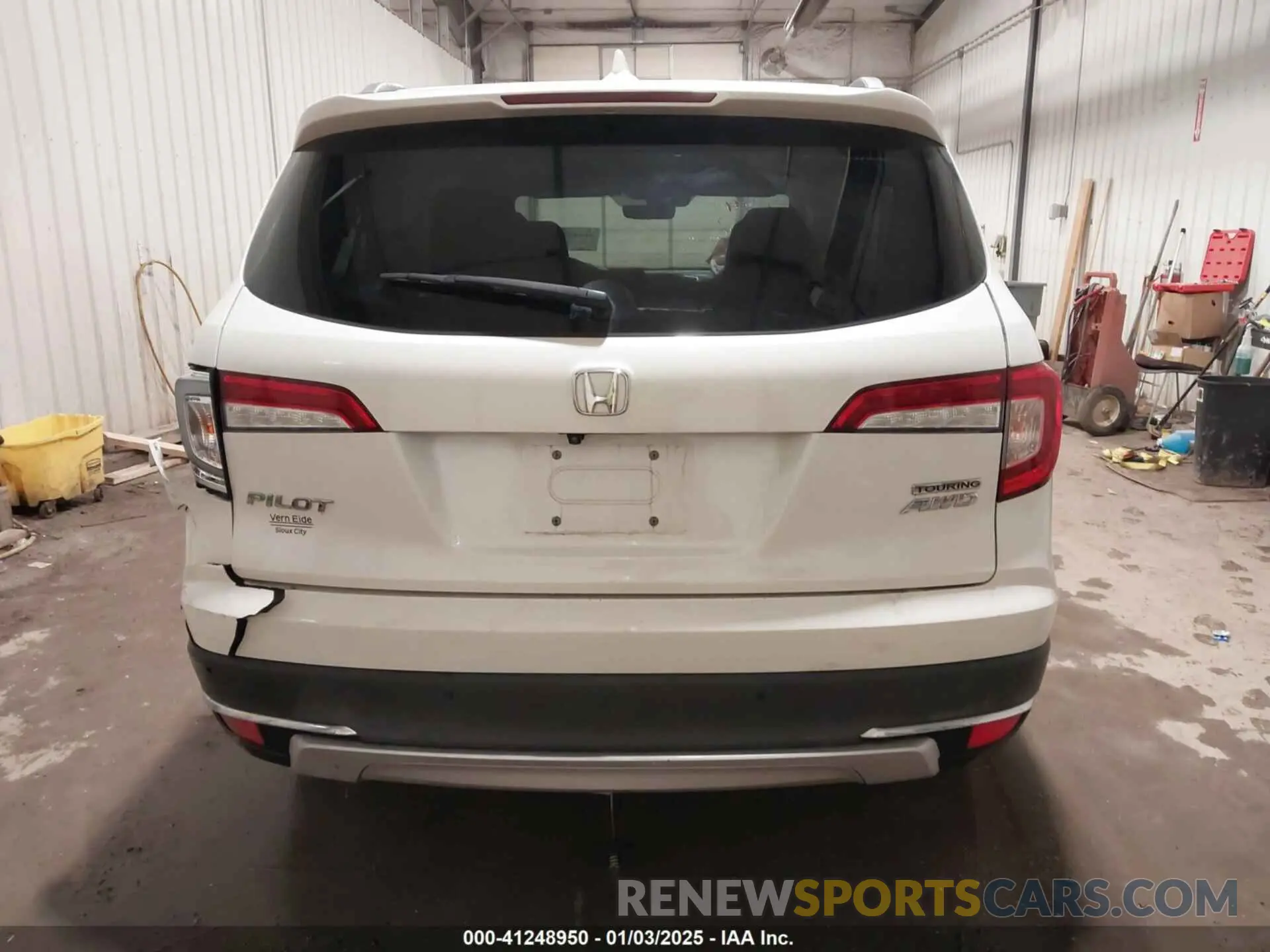 17 Photograph of a damaged car 5FNYF6H94KB052453 HONDA PILOT 2019