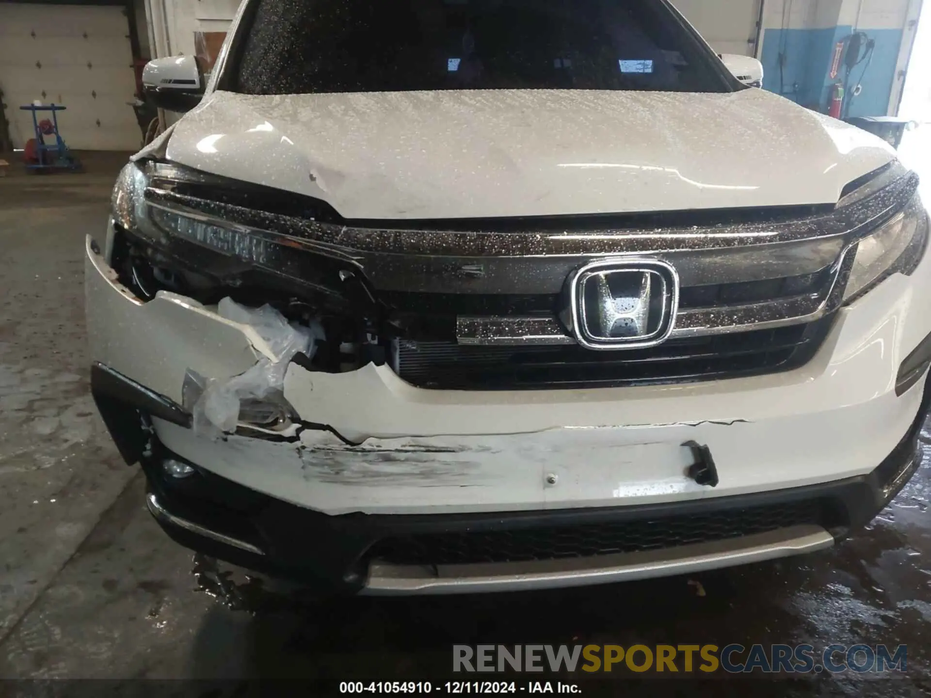 17 Photograph of a damaged car 5FNYF6H95KB030896 HONDA PILOT 2019
