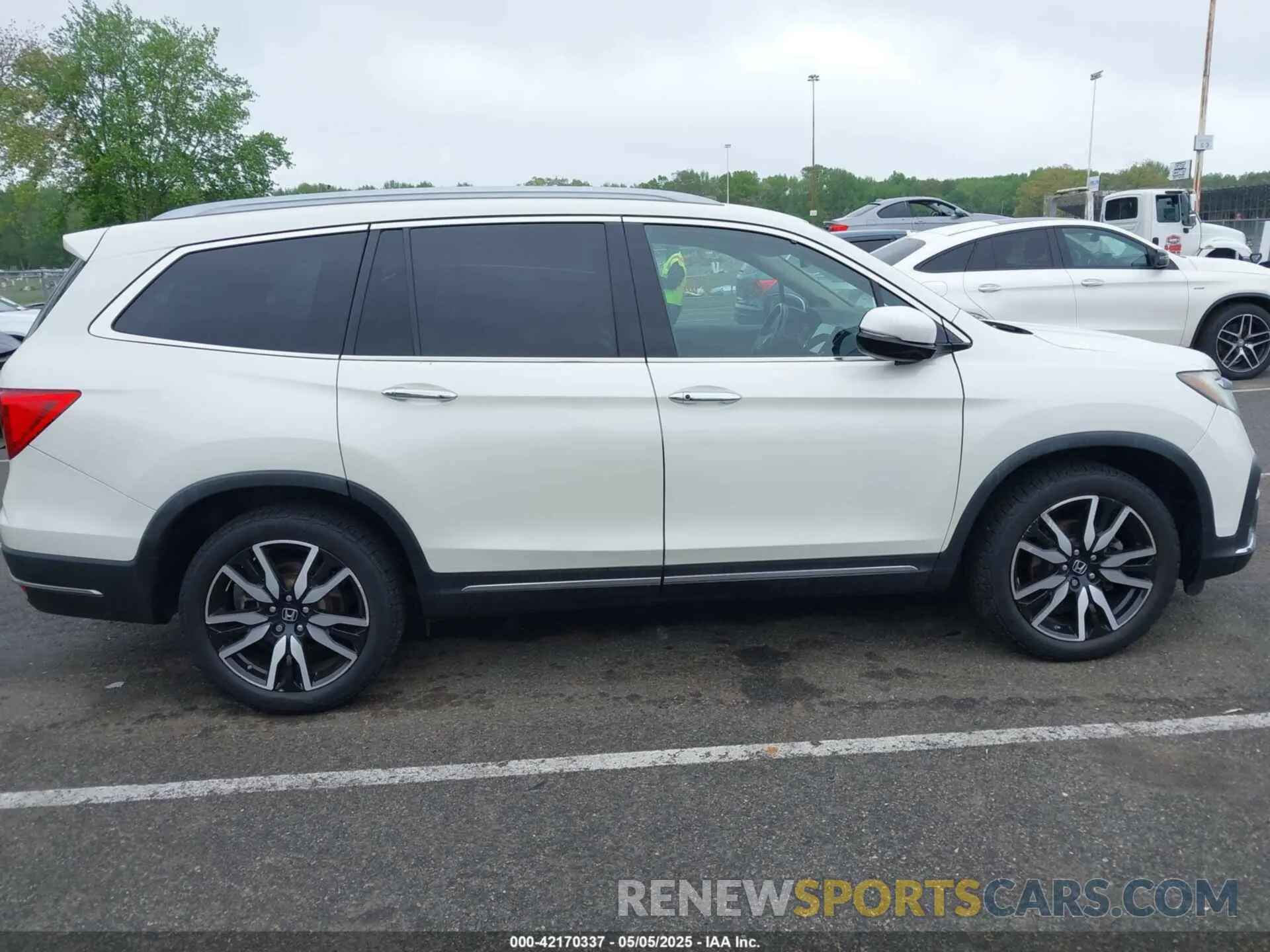 13 Photograph of a damaged car 5FNYF6H96KB000824 HONDA PILOT 2019