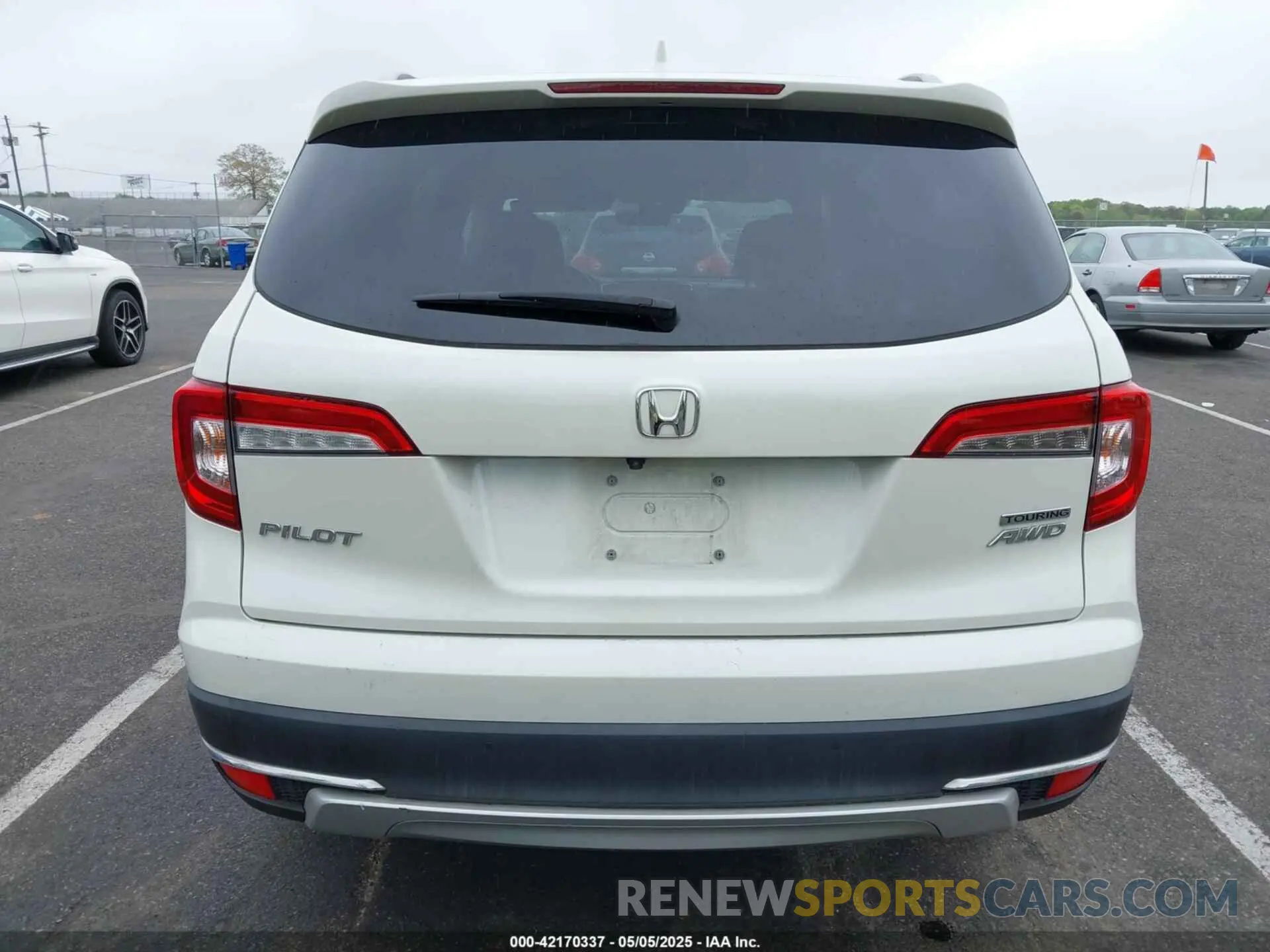 16 Photograph of a damaged car 5FNYF6H96KB000824 HONDA PILOT 2019