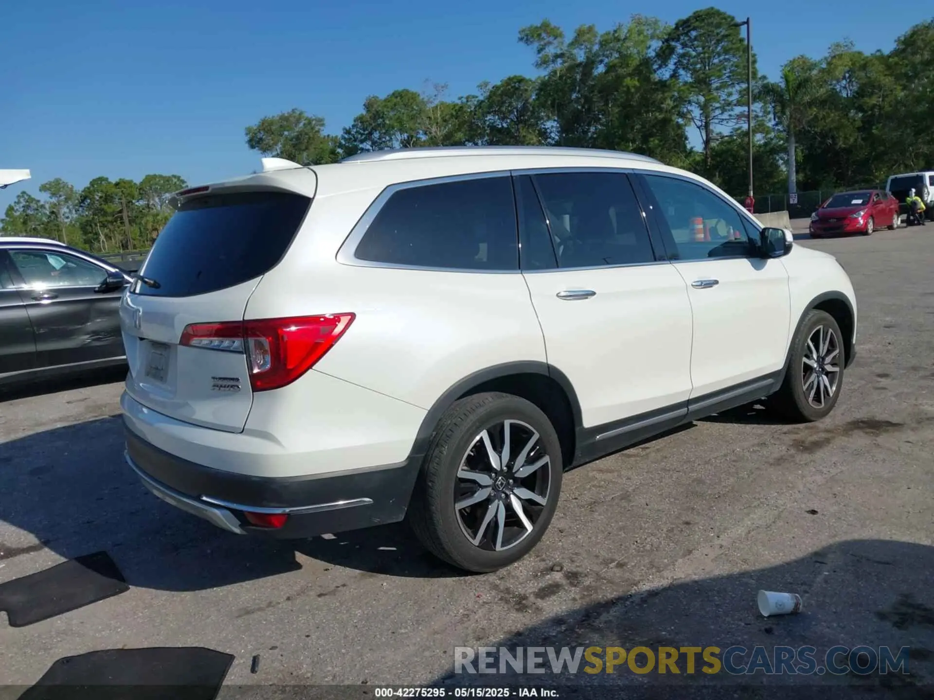 4 Photograph of a damaged car 5FNYF6H98KB016992 HONDA PILOT 2019