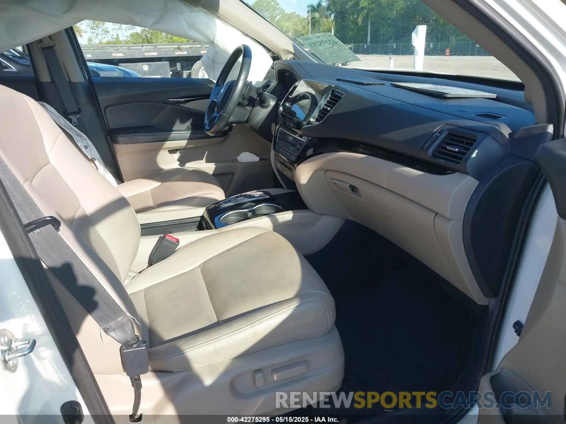 5 Photograph of a damaged car 5FNYF6H98KB016992 HONDA PILOT 2019