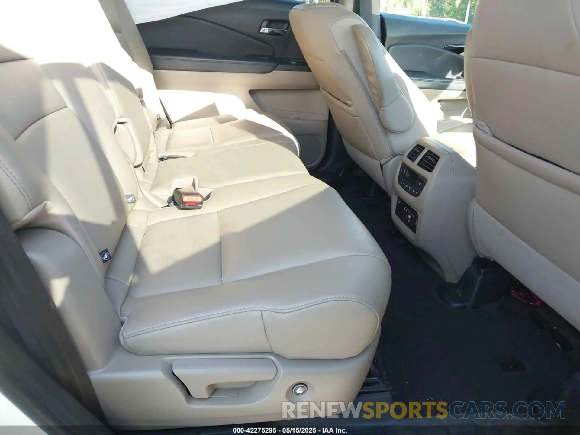 8 Photograph of a damaged car 5FNYF6H98KB016992 HONDA PILOT 2019
