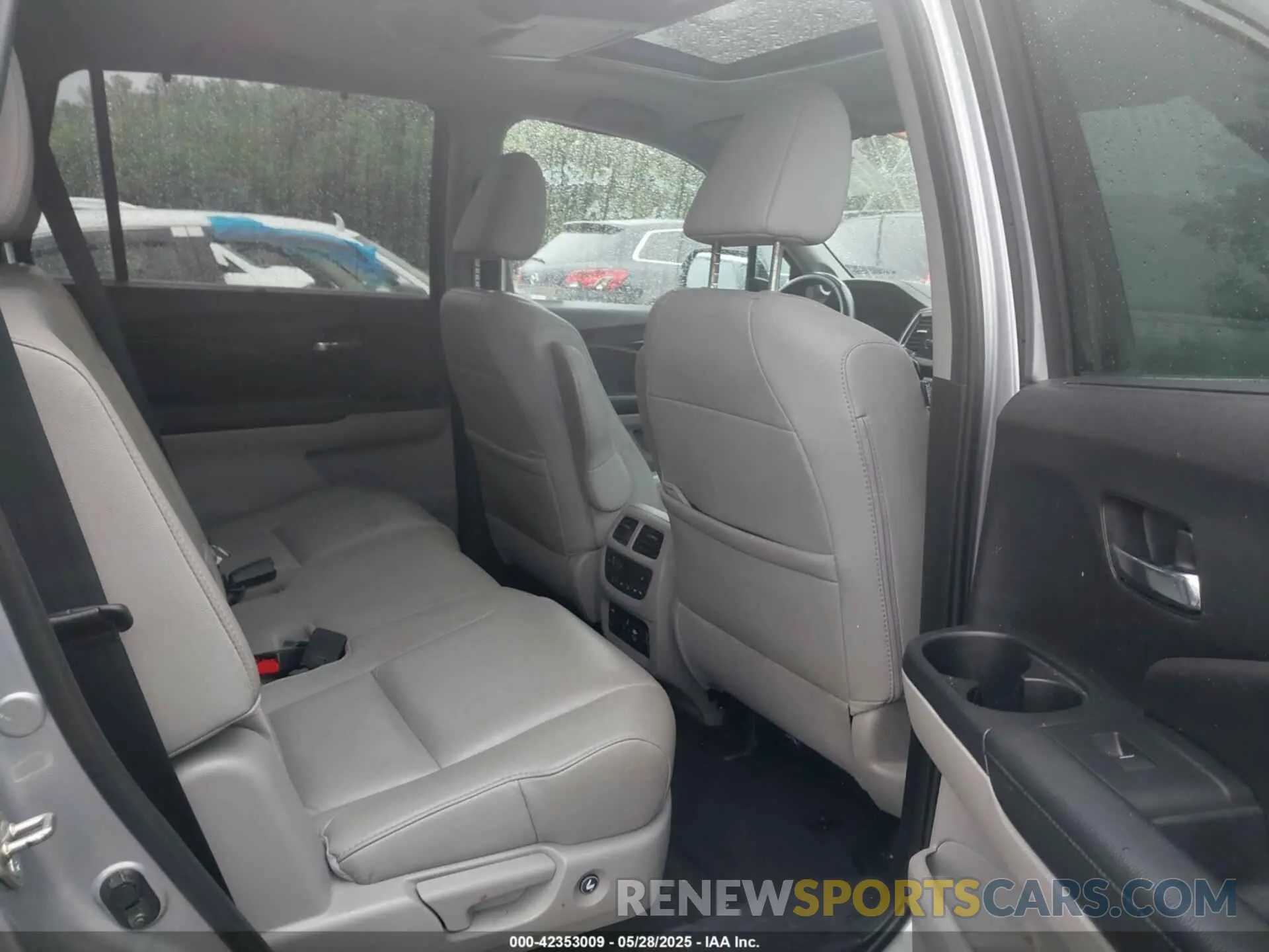 8 Photograph of a damaged car 5FNYF6H98KB097105 HONDA PILOT 2019