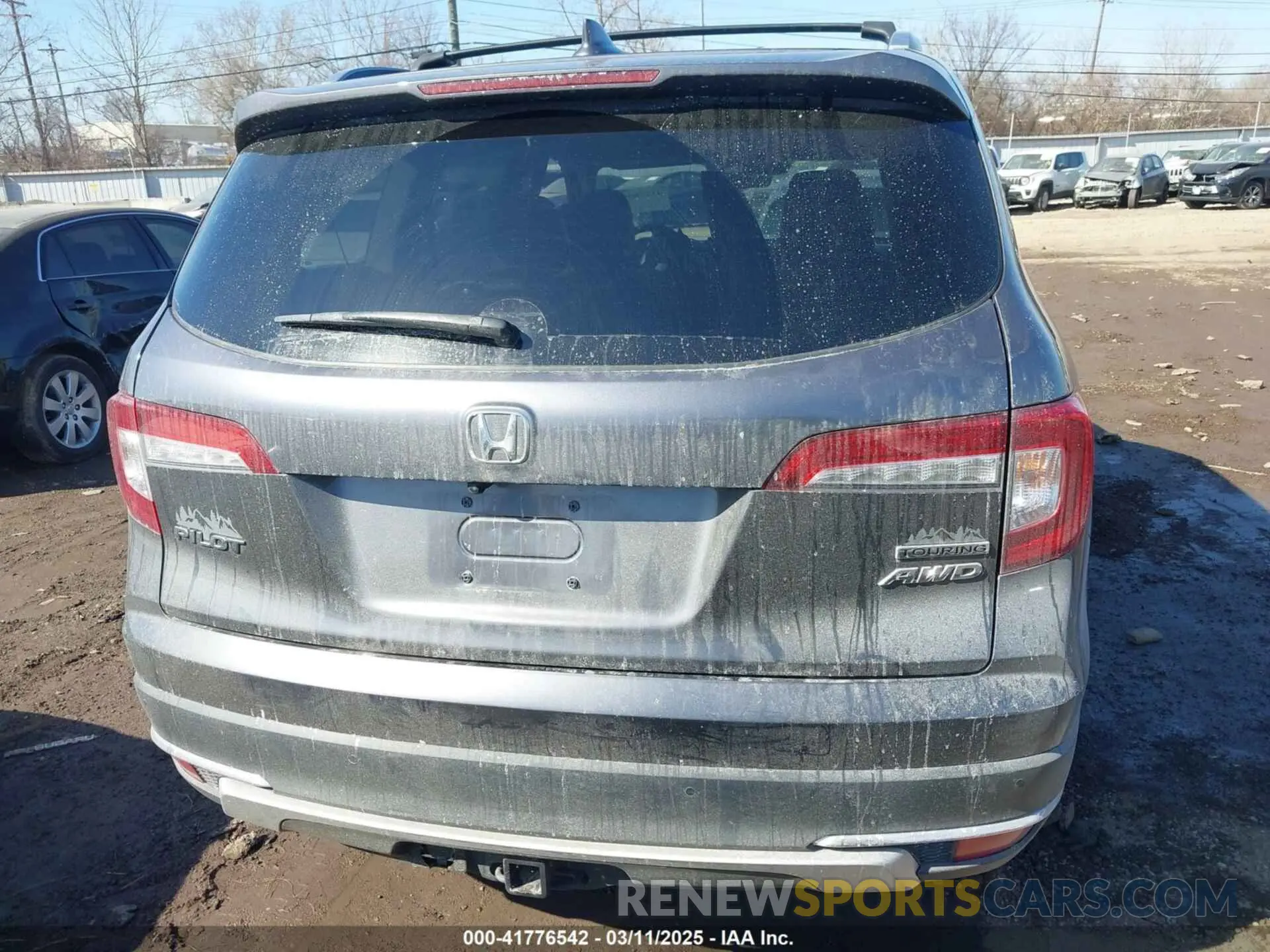 17 Photograph of a damaged car 5FNYF6H99KB016869 HONDA PILOT 2019