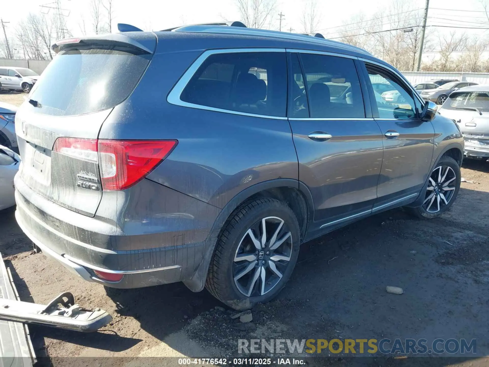4 Photograph of a damaged car 5FNYF6H99KB016869 HONDA PILOT 2019