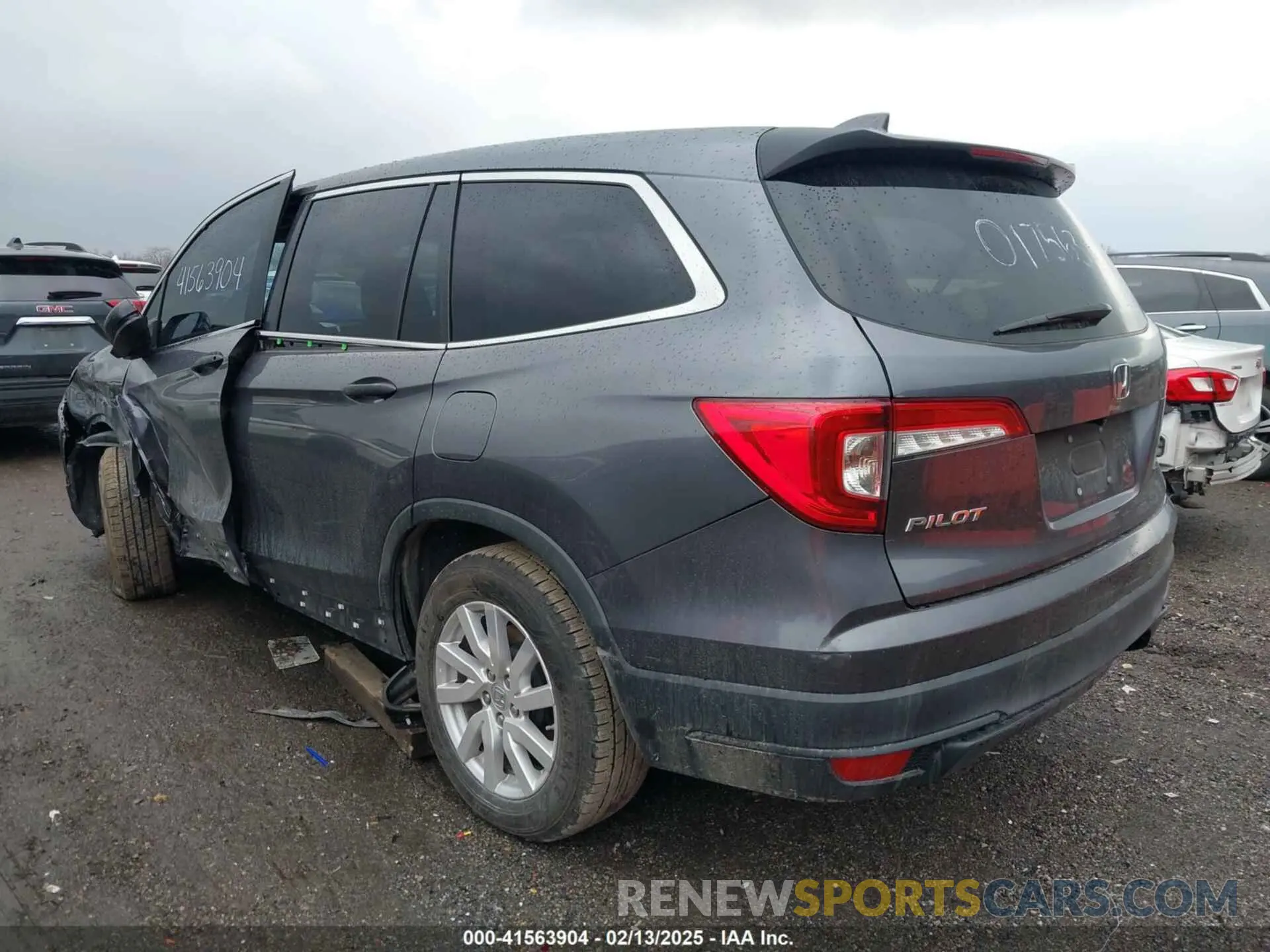 3 Photograph of a damaged car 5FNYF5H14LB017563 HONDA PILOT 2020