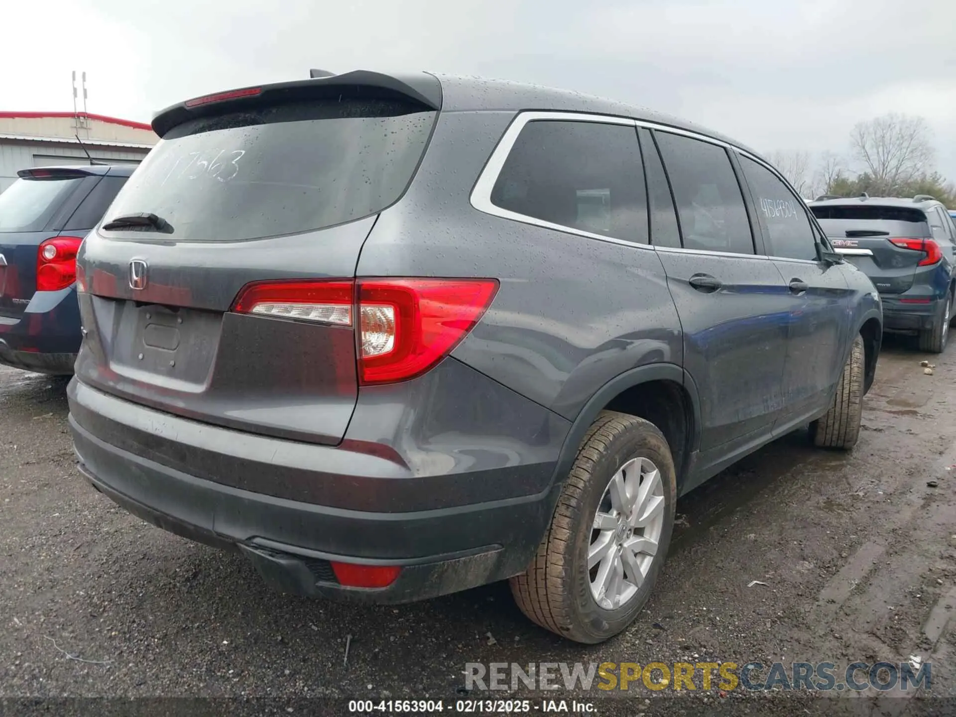 4 Photograph of a damaged car 5FNYF5H14LB017563 HONDA PILOT 2020