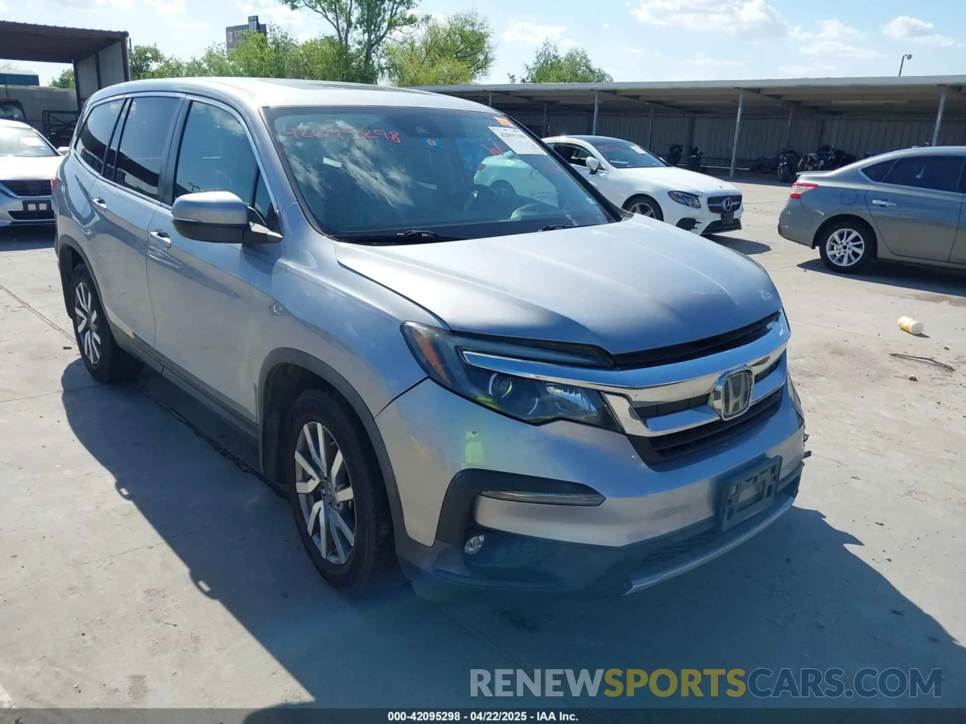 1 Photograph of a damaged car 5FNYF5H46LB004744 HONDA PILOT 2020