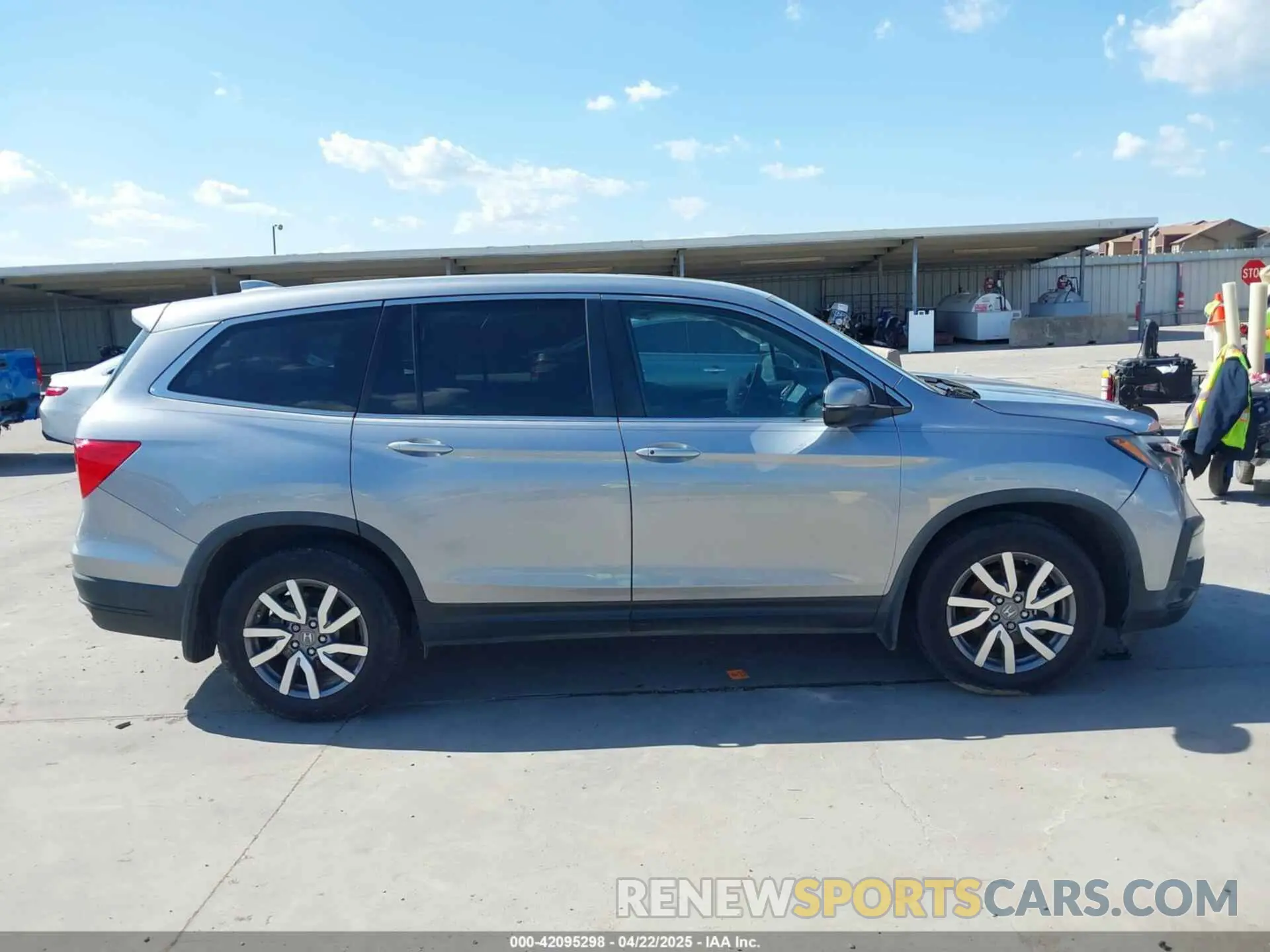 12 Photograph of a damaged car 5FNYF5H46LB004744 HONDA PILOT 2020