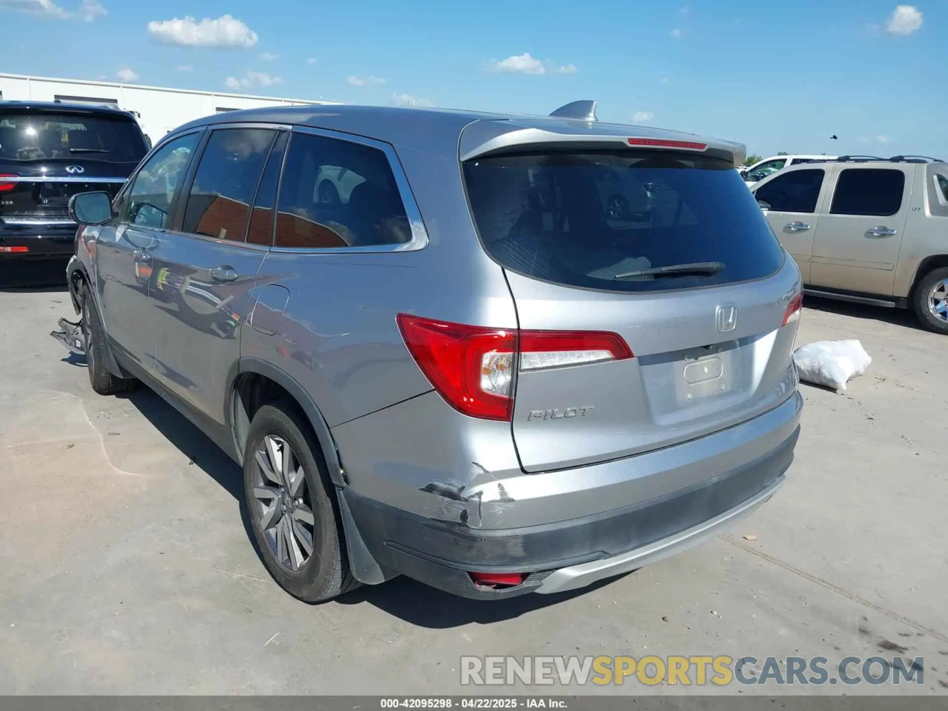 3 Photograph of a damaged car 5FNYF5H46LB004744 HONDA PILOT 2020