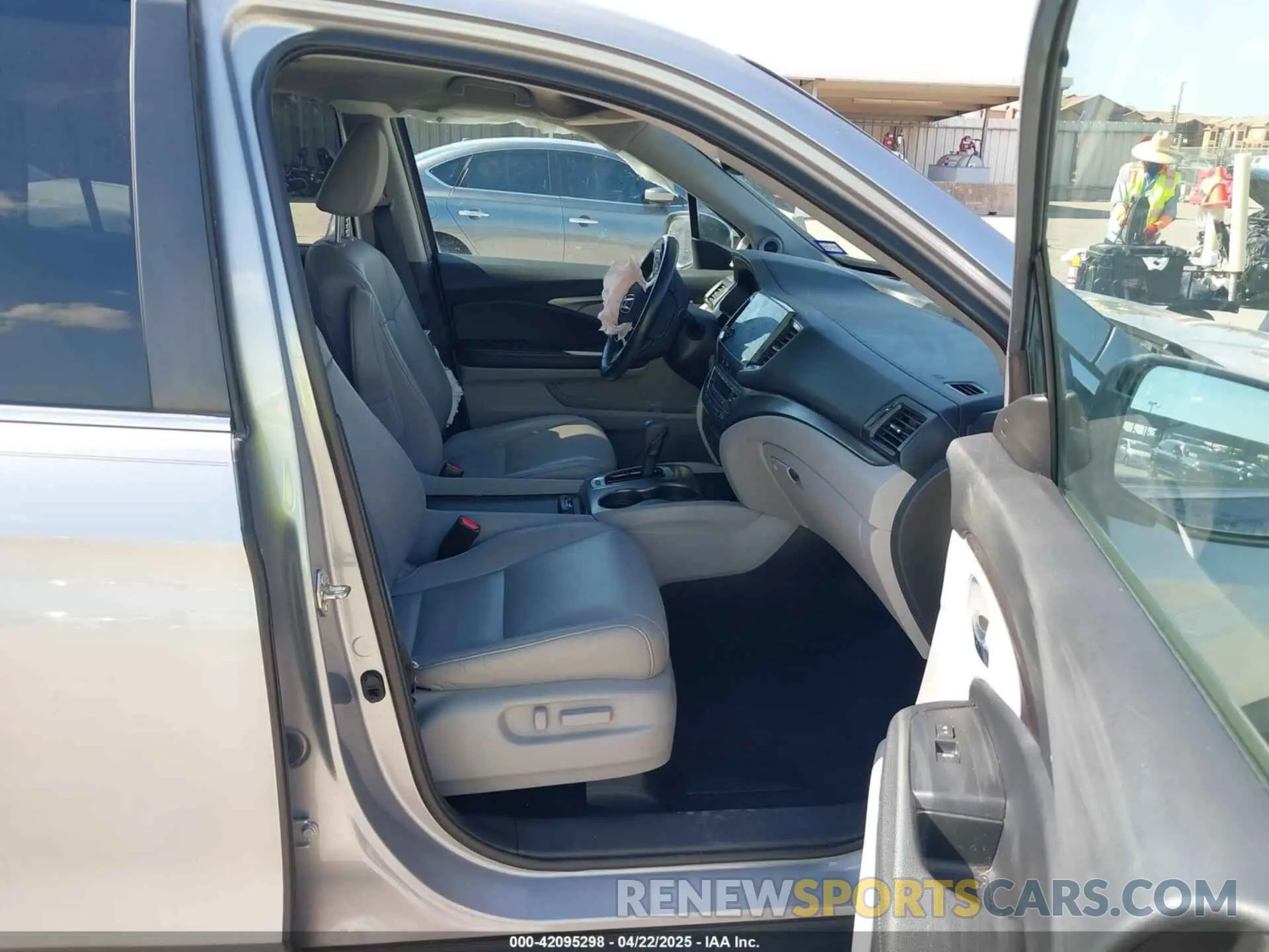5 Photograph of a damaged car 5FNYF5H46LB004744 HONDA PILOT 2020