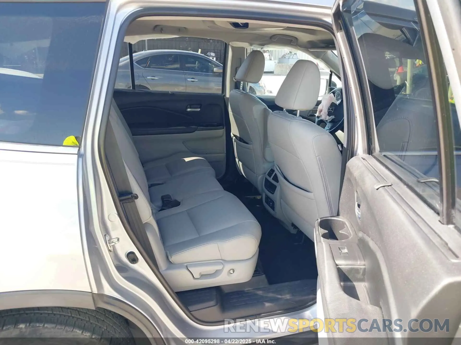 8 Photograph of a damaged car 5FNYF5H46LB004744 HONDA PILOT 2020