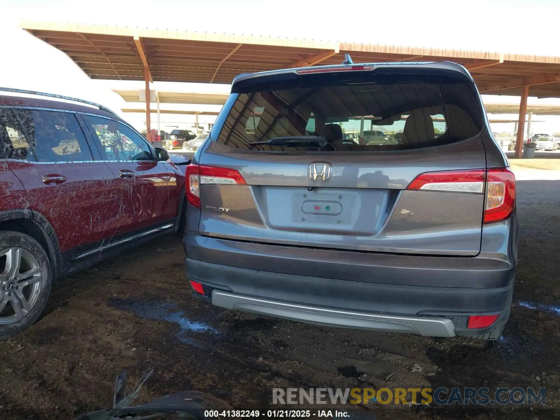 17 Photograph of a damaged car 5FNYF5H50LB011021 HONDA PILOT 2020