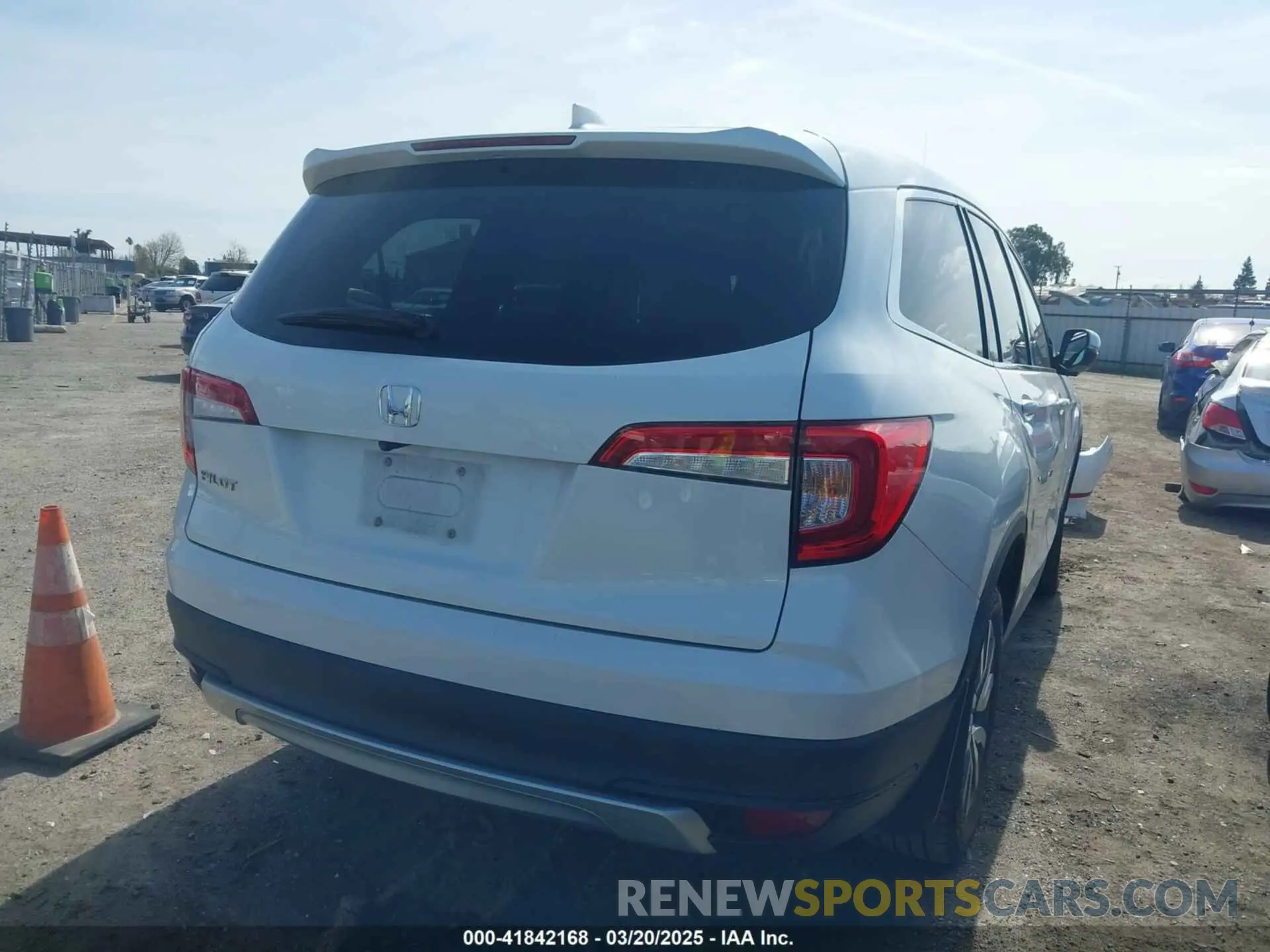 4 Photograph of a damaged car 5FNYF5H52LB008492 HONDA PILOT 2020