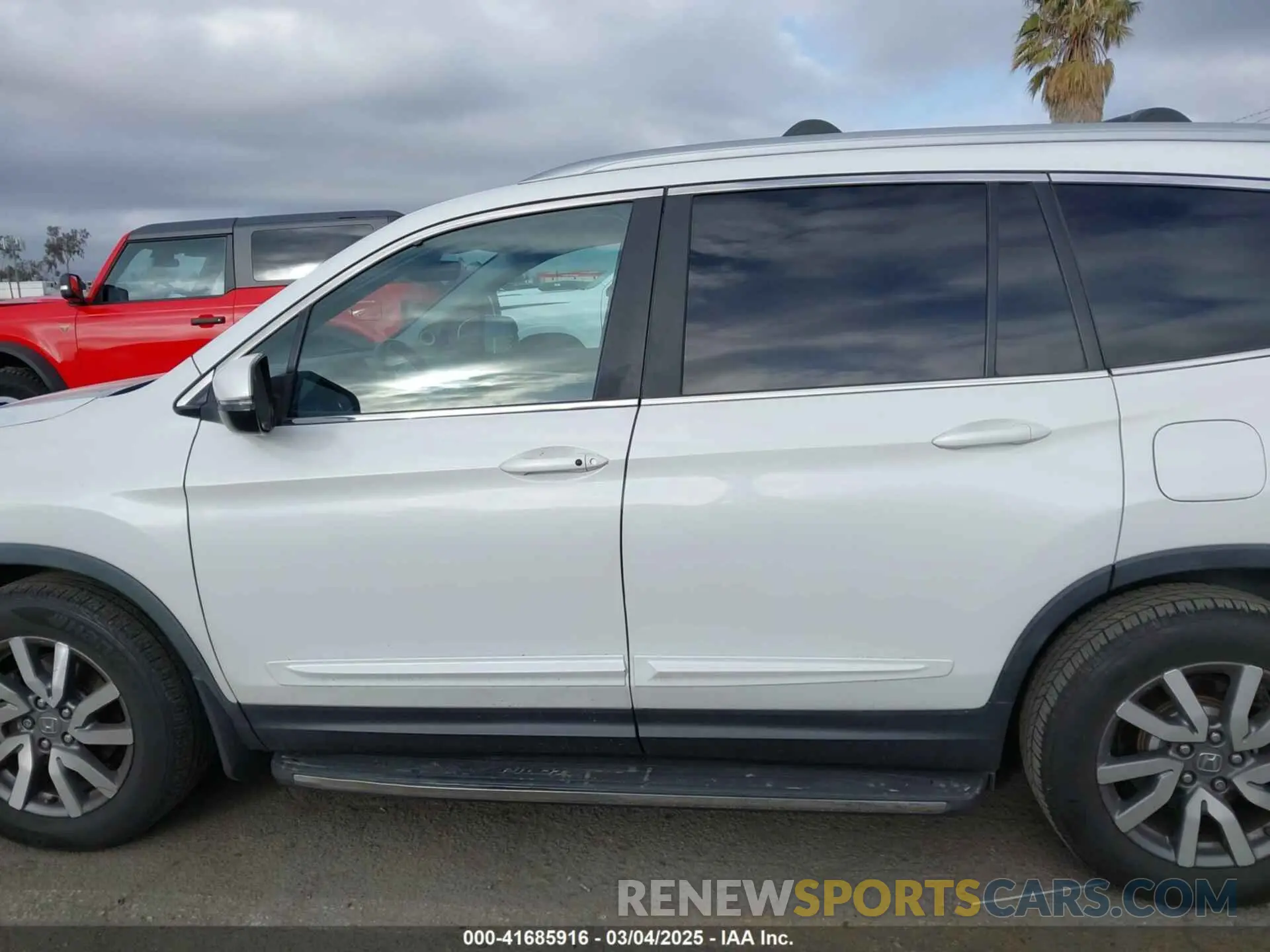 14 Photograph of a damaged car 5FNYF5H57LB003059 HONDA PILOT 2020