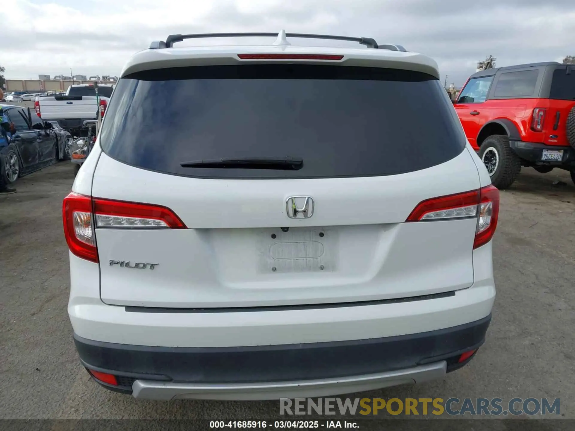 16 Photograph of a damaged car 5FNYF5H57LB003059 HONDA PILOT 2020