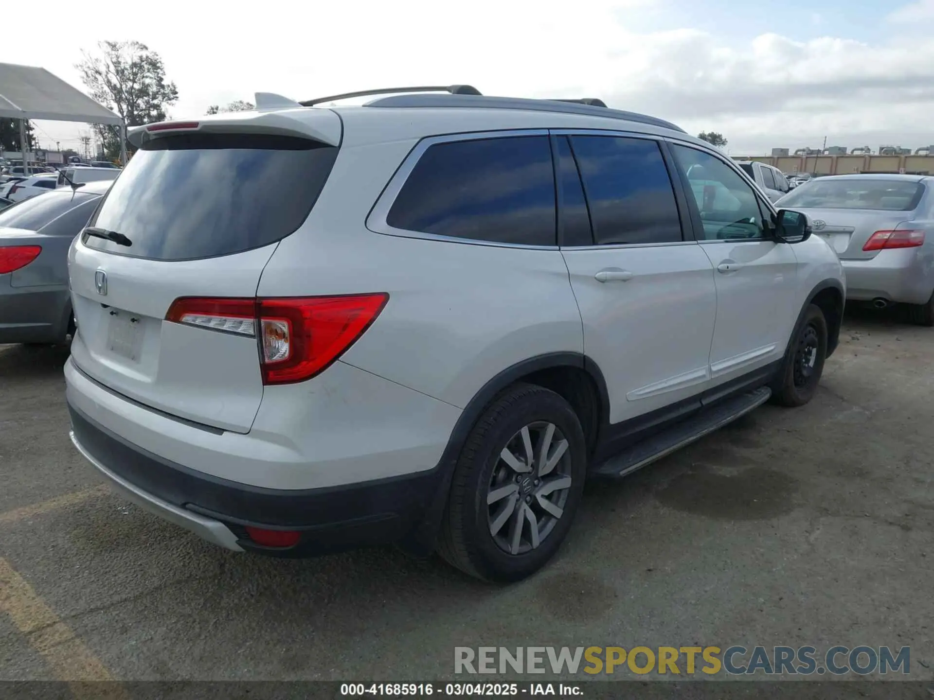 4 Photograph of a damaged car 5FNYF5H57LB003059 HONDA PILOT 2020