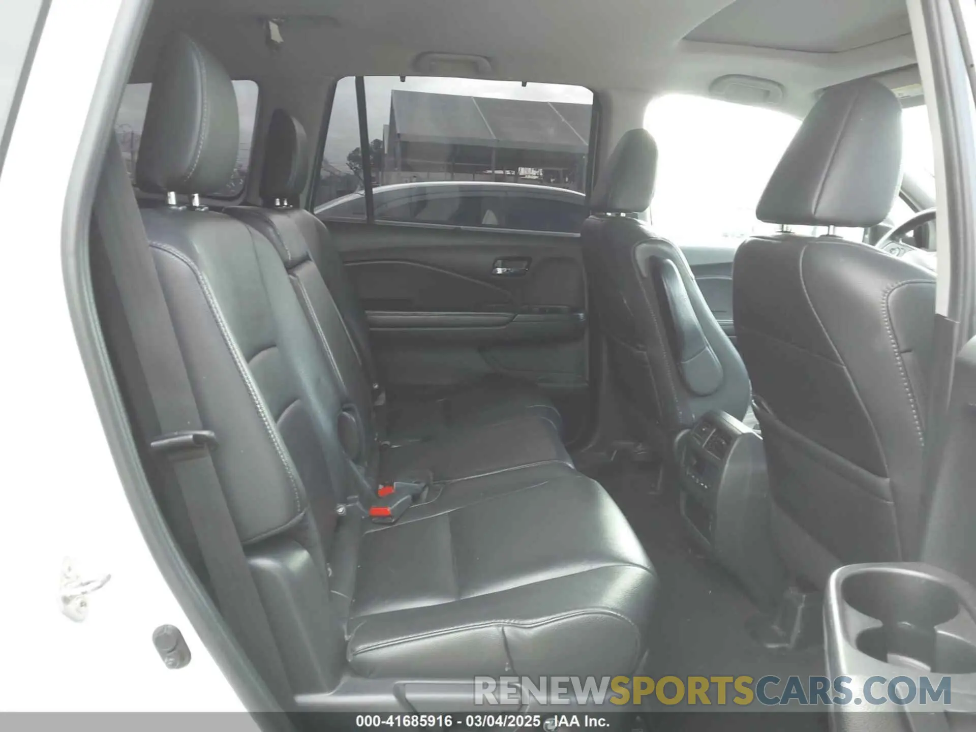 8 Photograph of a damaged car 5FNYF5H57LB003059 HONDA PILOT 2020