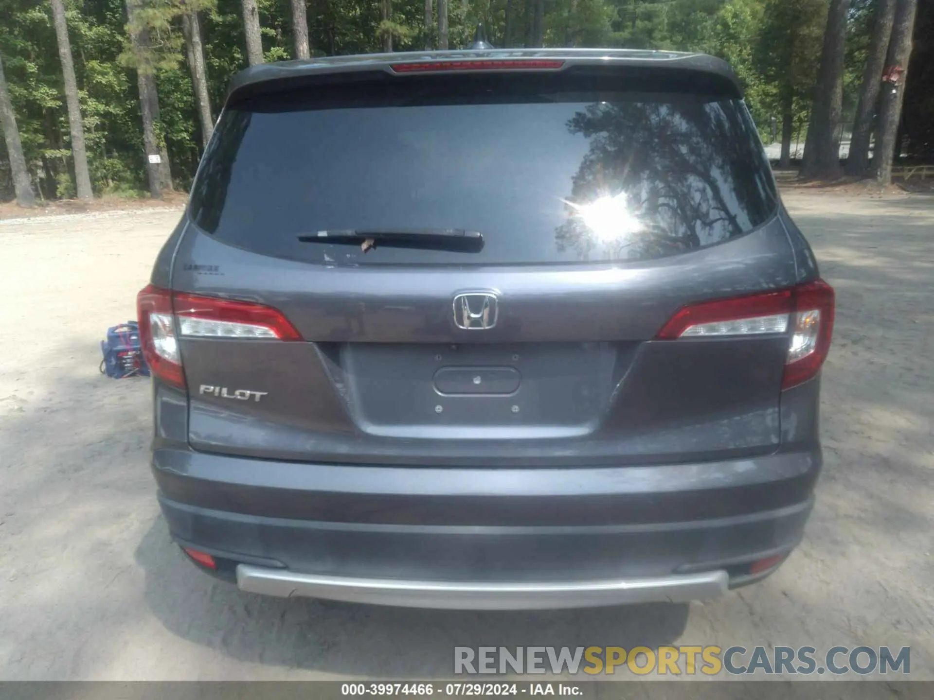 17 Photograph of a damaged car 5FNYF5H57LB003241 HONDA PILOT 2020