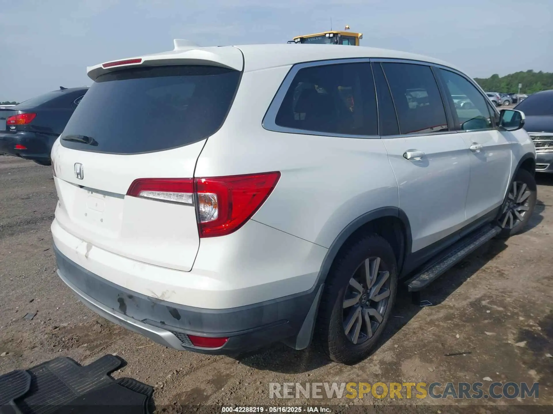 4 Photograph of a damaged car 5FNYF5H57LB005412 HONDA PILOT 2020