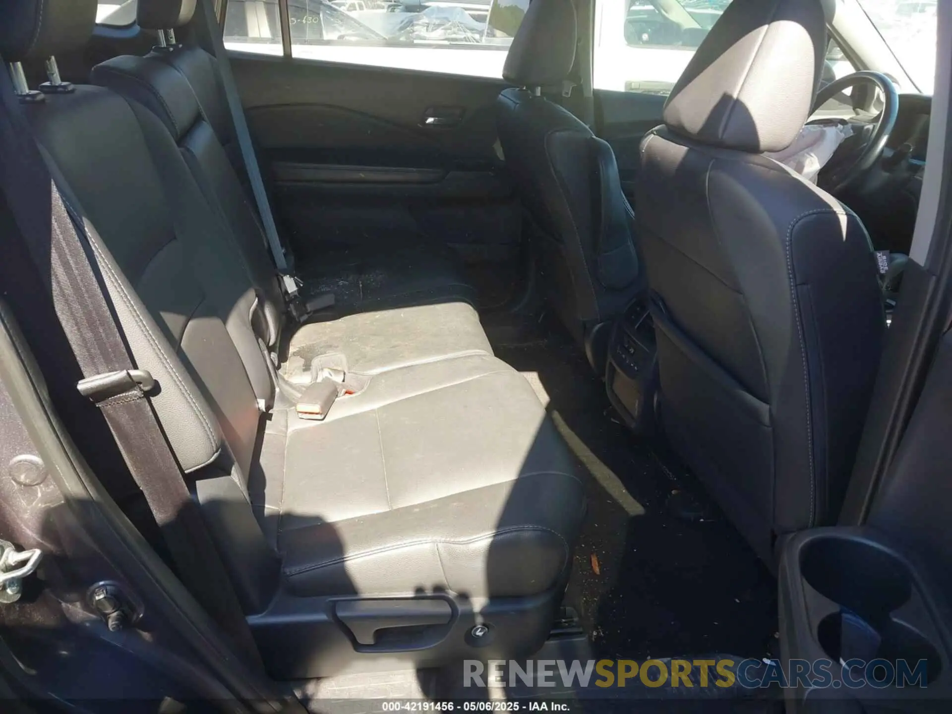 8 Photograph of a damaged car 5FNYF5H58LB006357 HONDA PILOT 2020
