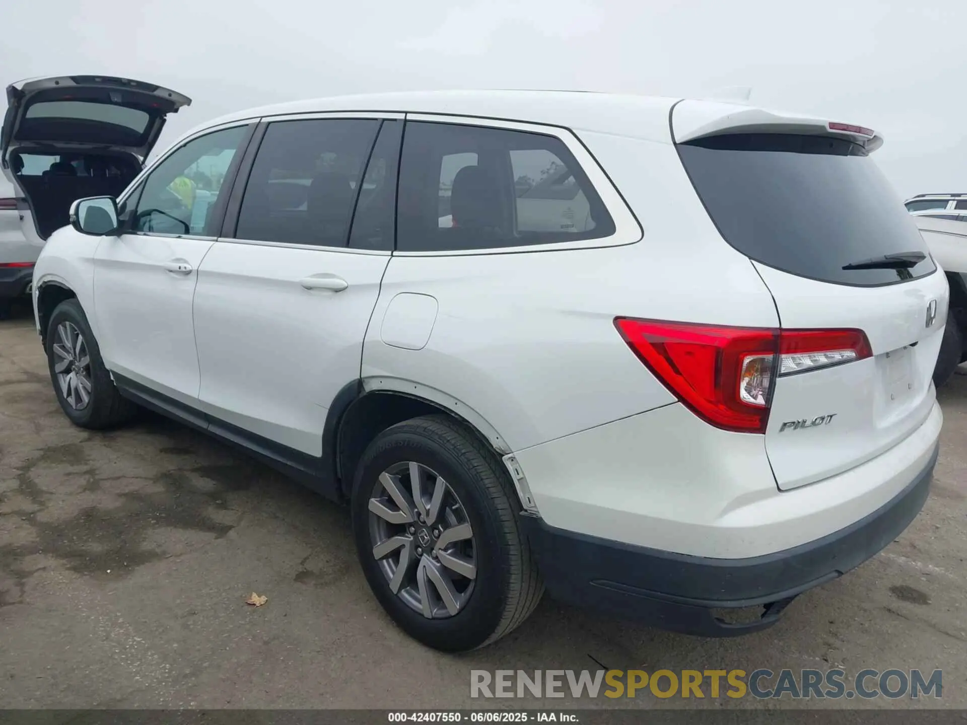 3 Photograph of a damaged car 5FNYF5H58LB023093 HONDA PILOT 2020
