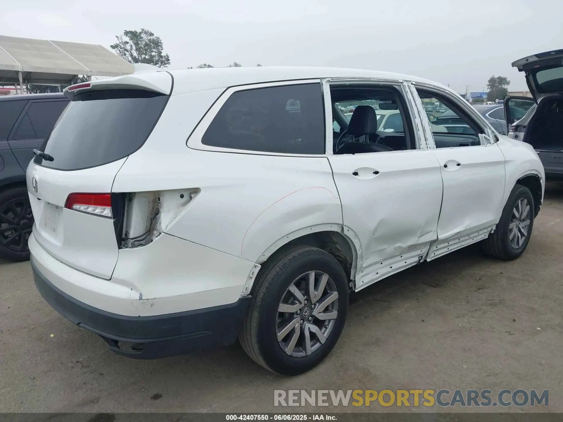 4 Photograph of a damaged car 5FNYF5H58LB023093 HONDA PILOT 2020