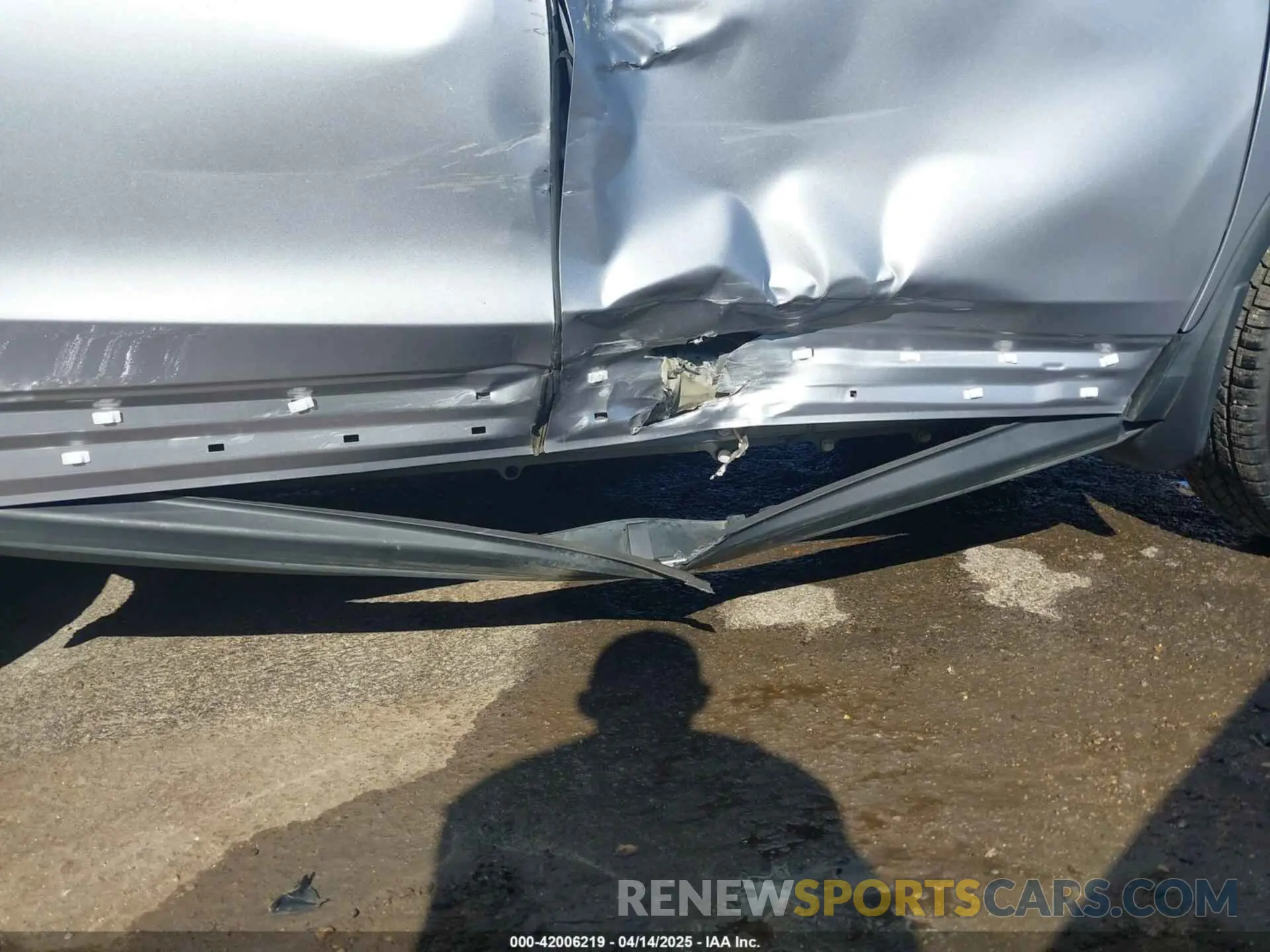 17 Photograph of a damaged car 5FNYF5H58LB028410 HONDA PILOT 2020