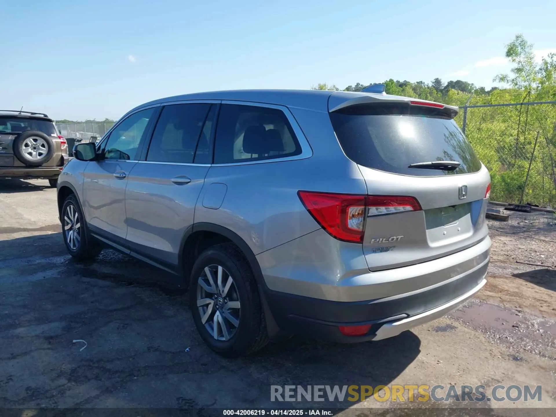 3 Photograph of a damaged car 5FNYF5H58LB028410 HONDA PILOT 2020