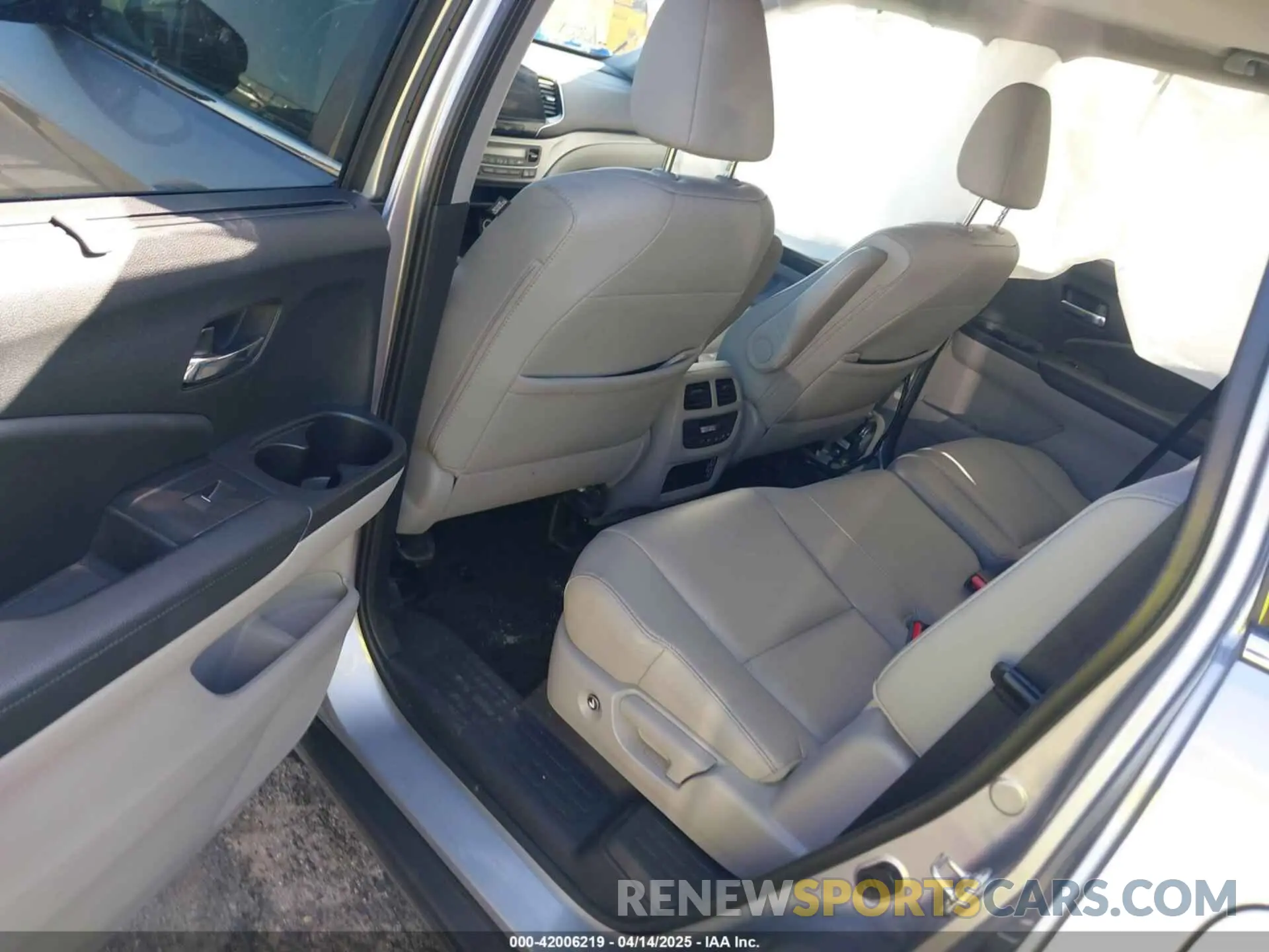 8 Photograph of a damaged car 5FNYF5H58LB028410 HONDA PILOT 2020