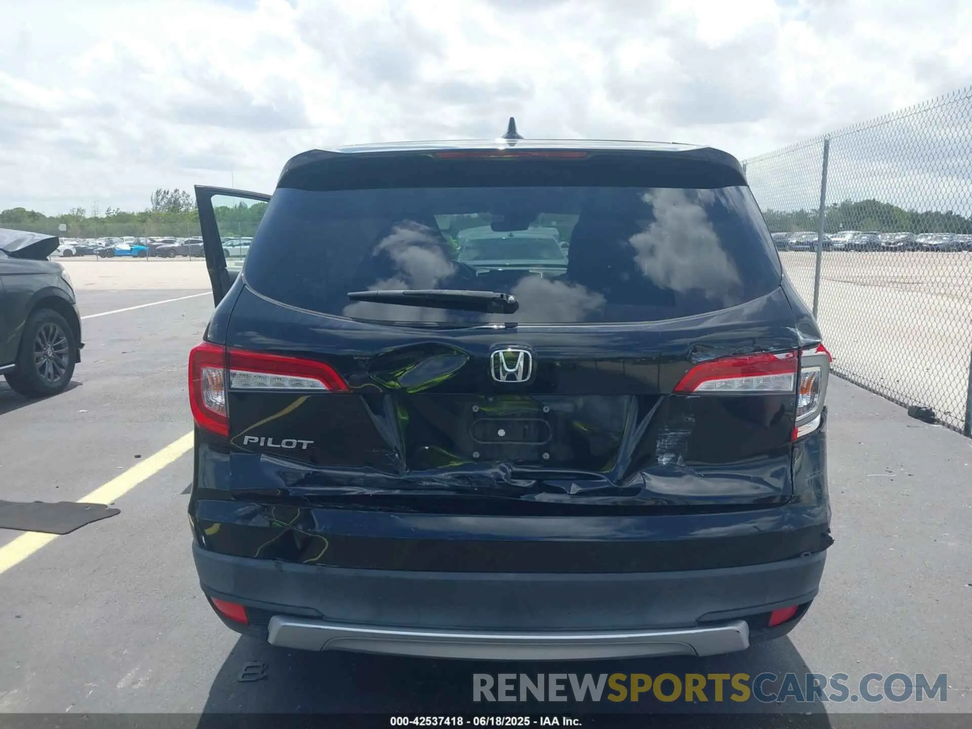 17 Photograph of a damaged car 5FNYF5H59LB006867 HONDA PILOT 2020