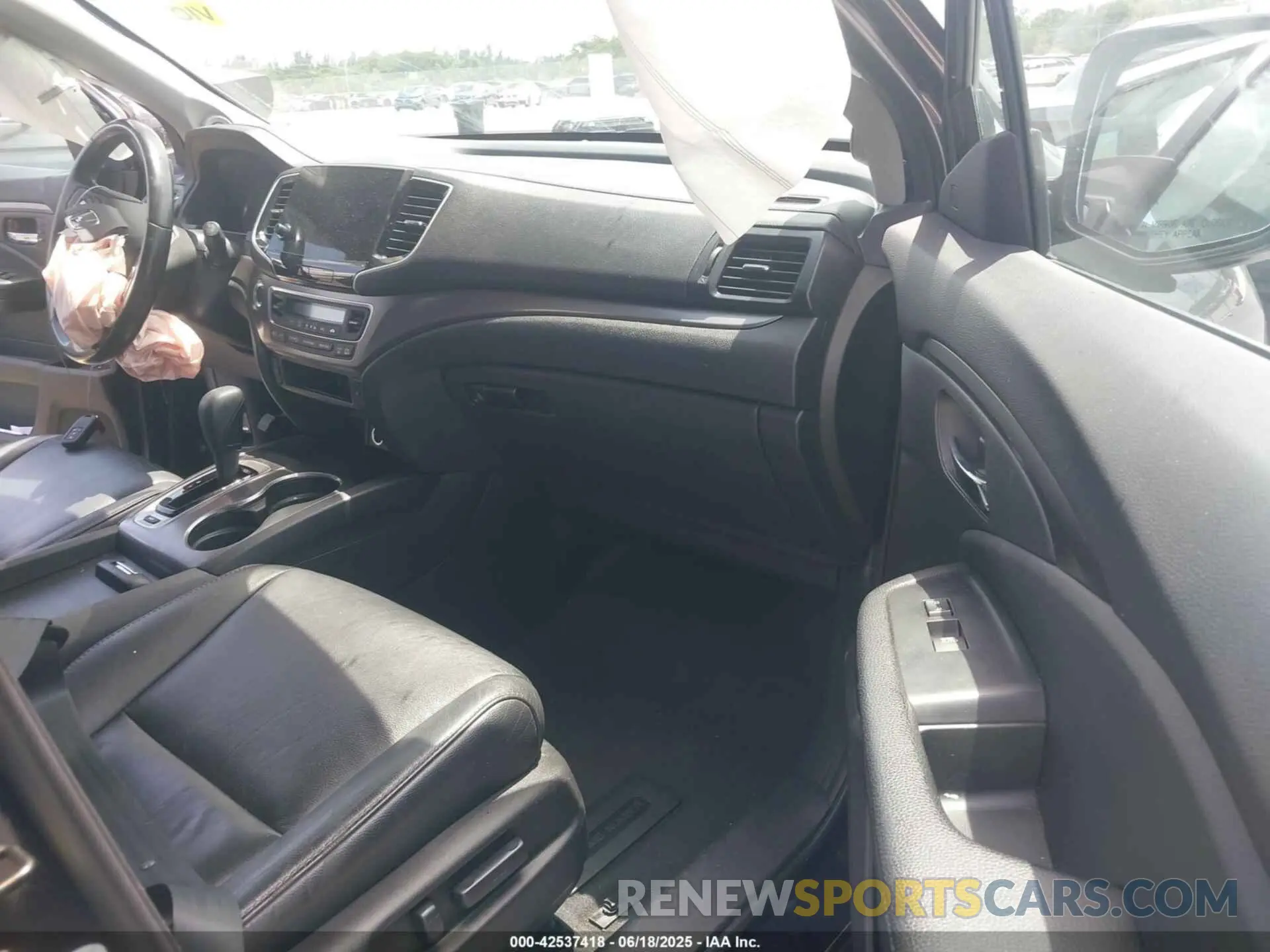 5 Photograph of a damaged car 5FNYF5H59LB006867 HONDA PILOT 2020