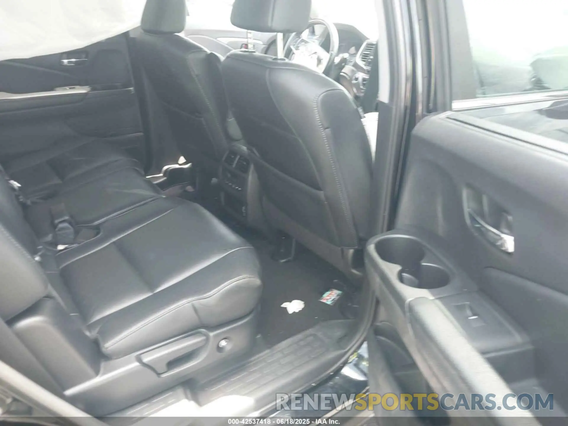 8 Photograph of a damaged car 5FNYF5H59LB006867 HONDA PILOT 2020