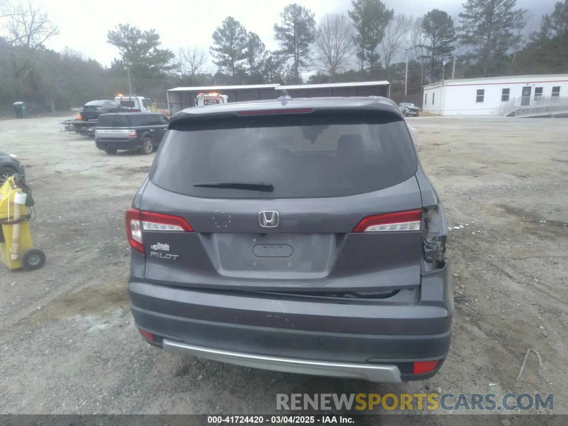 17 Photograph of a damaged car 5FNYF5H59LB023572 HONDA PILOT 2020