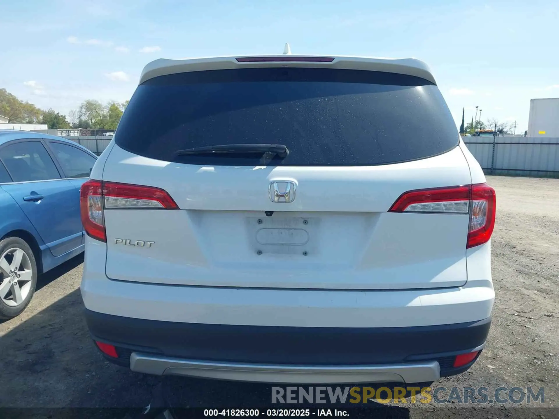 17 Photograph of a damaged car 5FNYF5H59LB027265 HONDA PILOT 2020