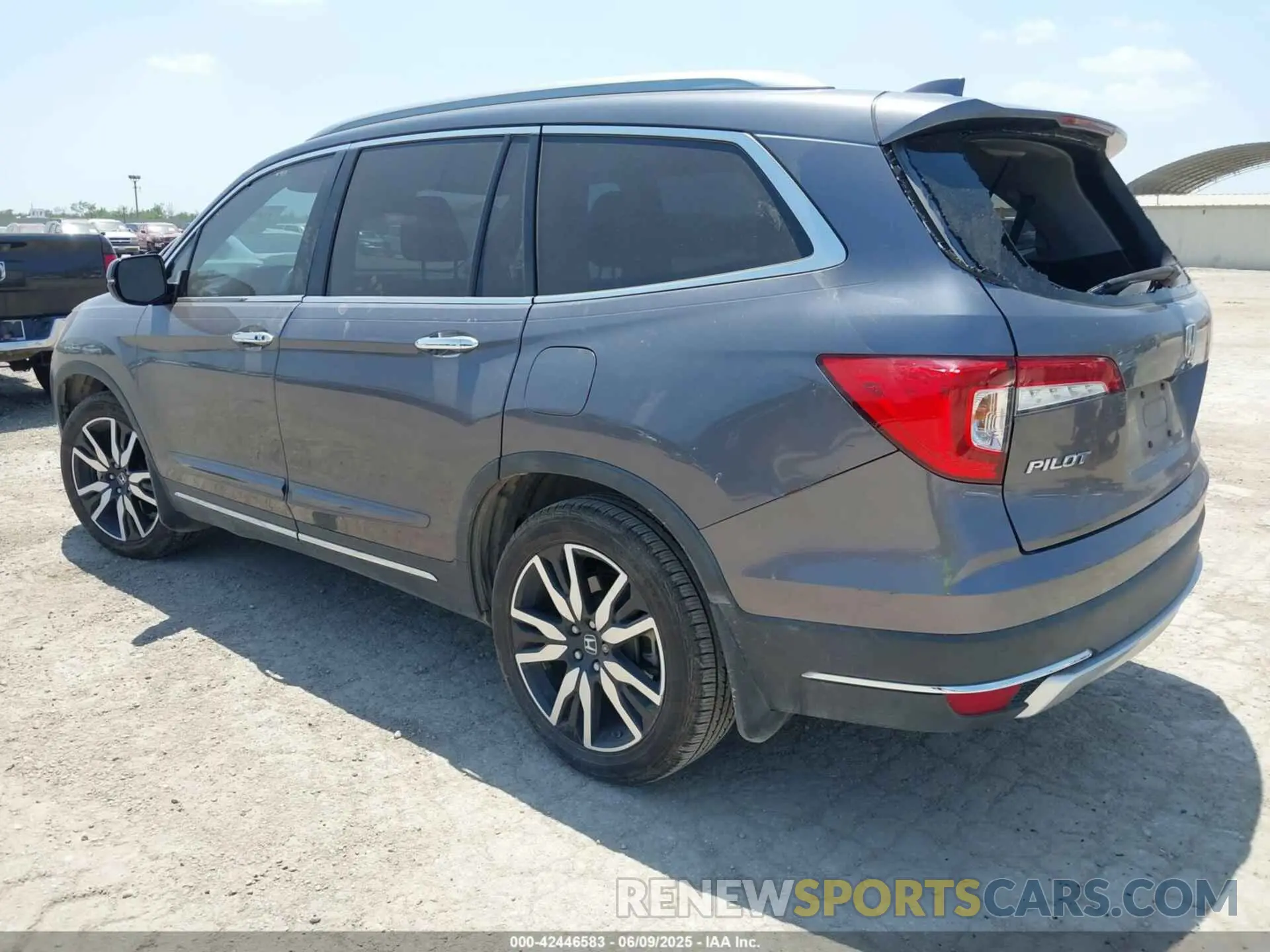 3 Photograph of a damaged car 5FNYF5H67LB021621 HONDA PILOT 2020