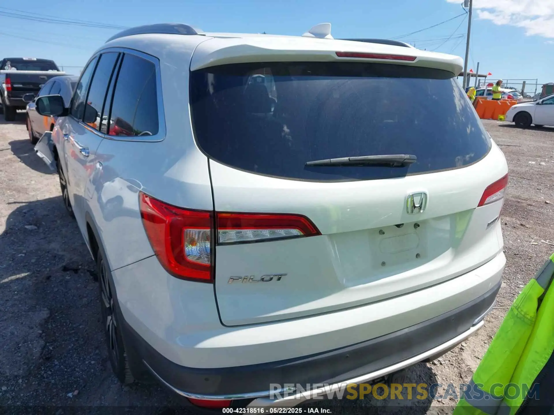 15 Photograph of a damaged car 5FNYF5H69LB000835 HONDA PILOT 2020