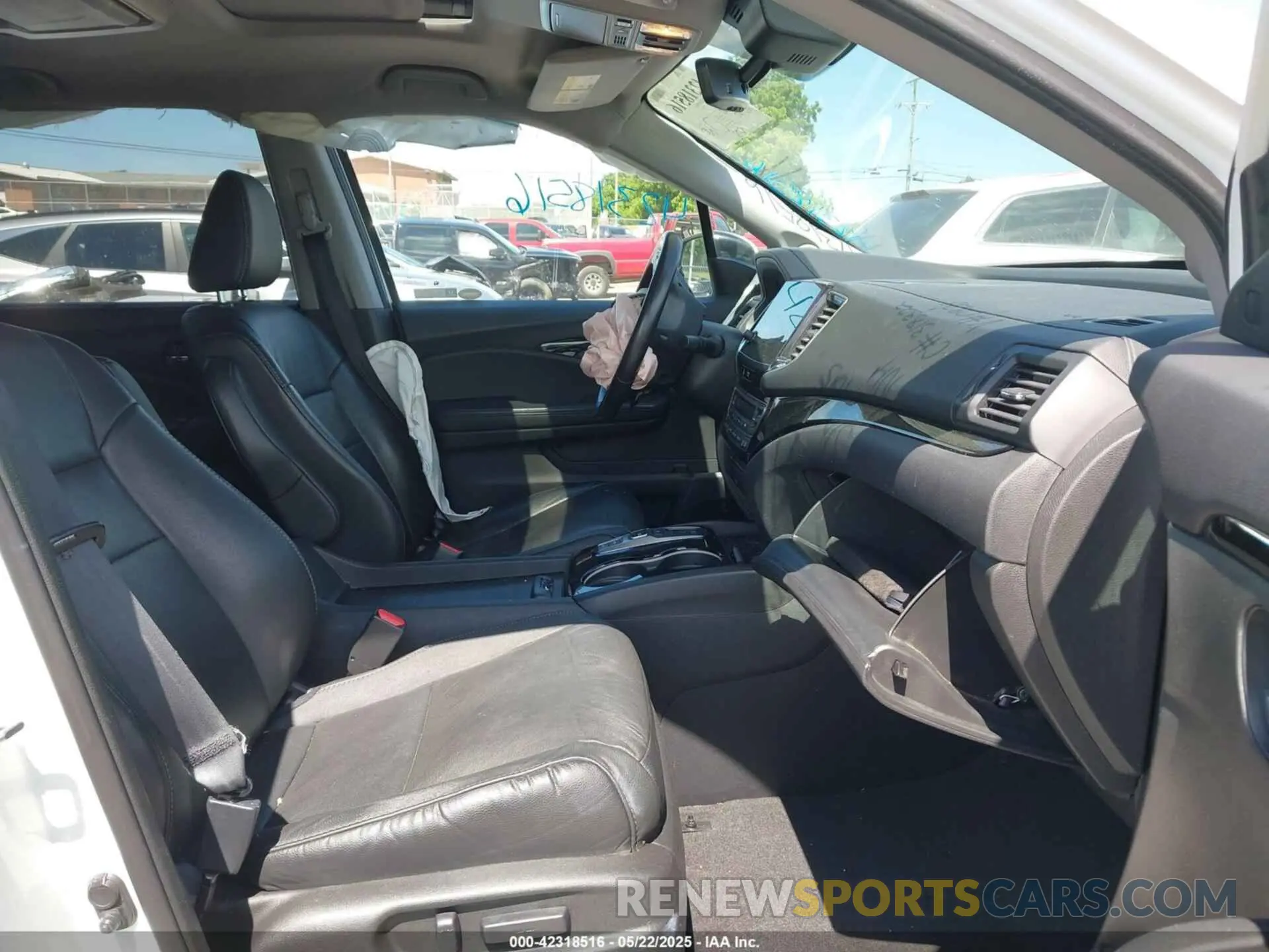 5 Photograph of a damaged car 5FNYF5H69LB000835 HONDA PILOT 2020