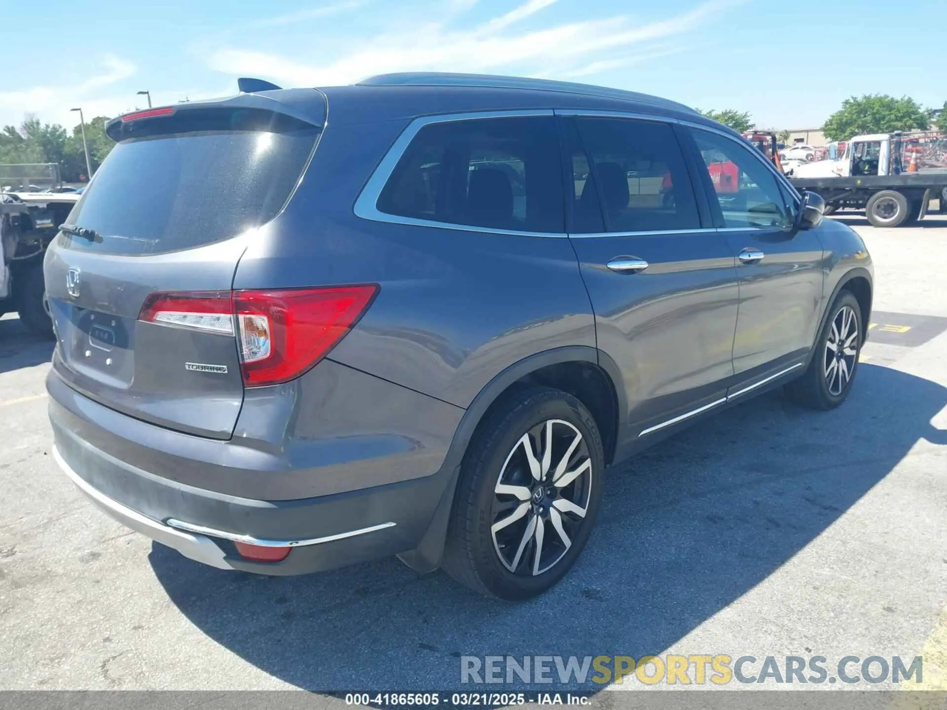 4 Photograph of a damaged car 5FNYF5H90LB000801 HONDA PILOT 2020