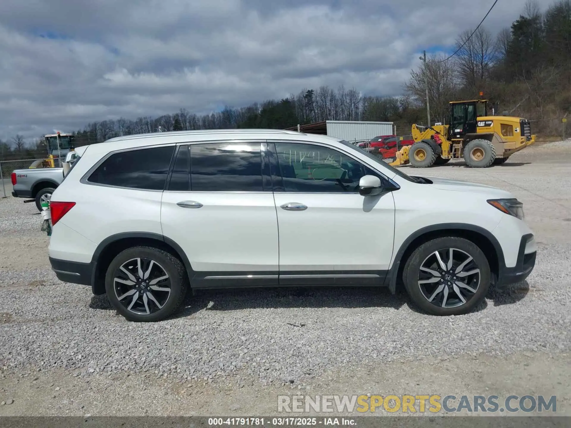 13 Photograph of a damaged car 5FNYF6H09LB026501 HONDA PILOT 2020
