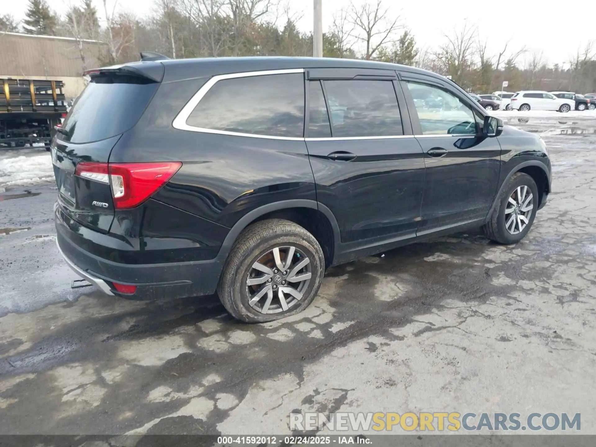 4 Photograph of a damaged car 5FNYF6H50LB022798 HONDA PILOT 2020