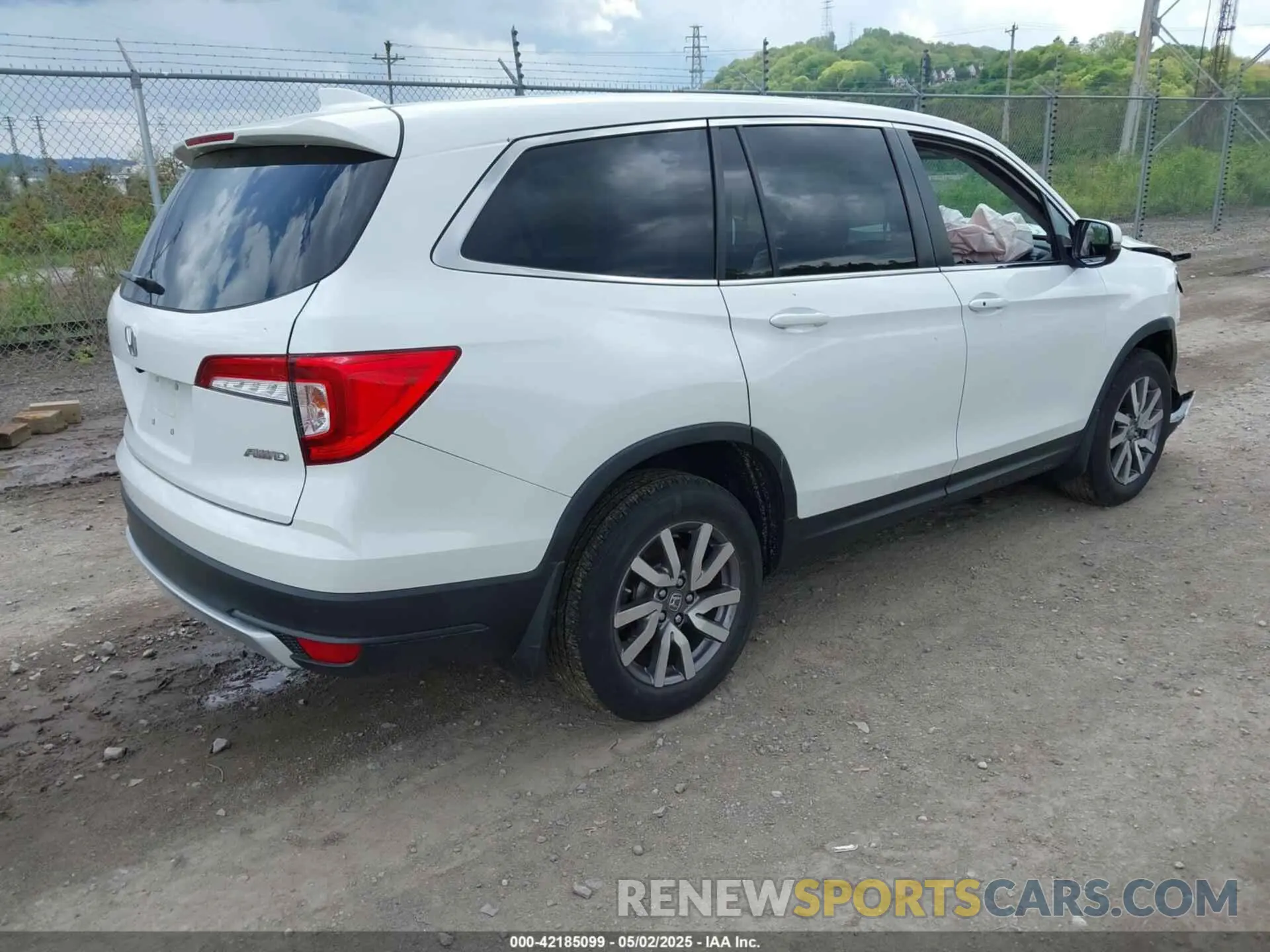 4 Photograph of a damaged car 5FNYF6H51LB066728 HONDA PILOT 2020