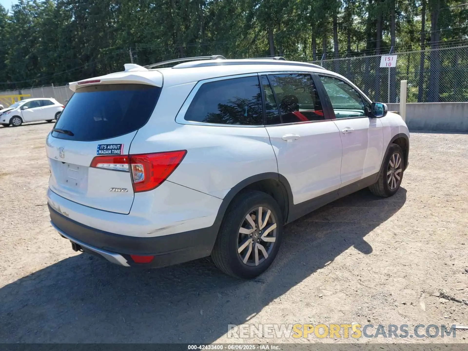 4 Photograph of a damaged car 5FNYF6H56LB010316 HONDA PILOT 2020
