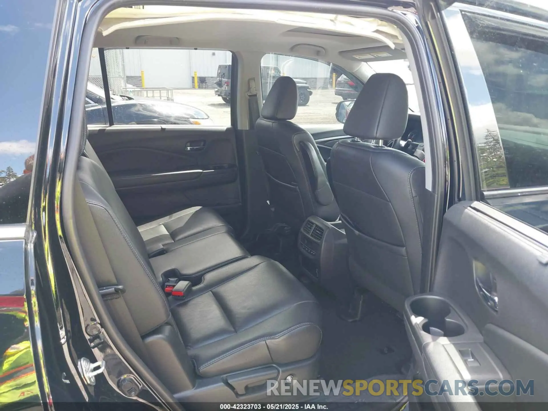8 Photograph of a damaged car 5FNYF6H57LB009398 HONDA PILOT 2020