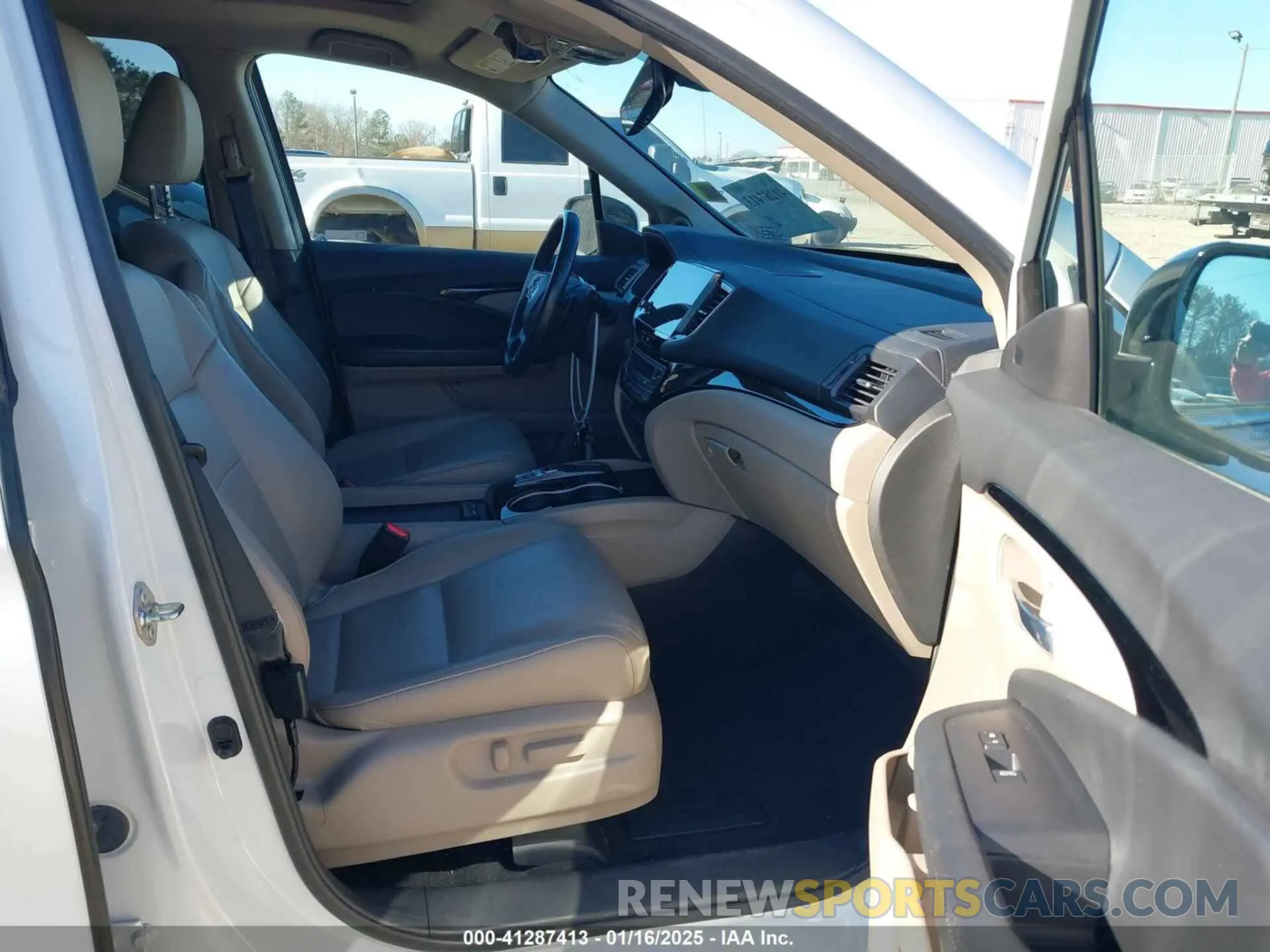 5 Photograph of a damaged car 5FNYF6H97LB004365 HONDA PILOT 2020