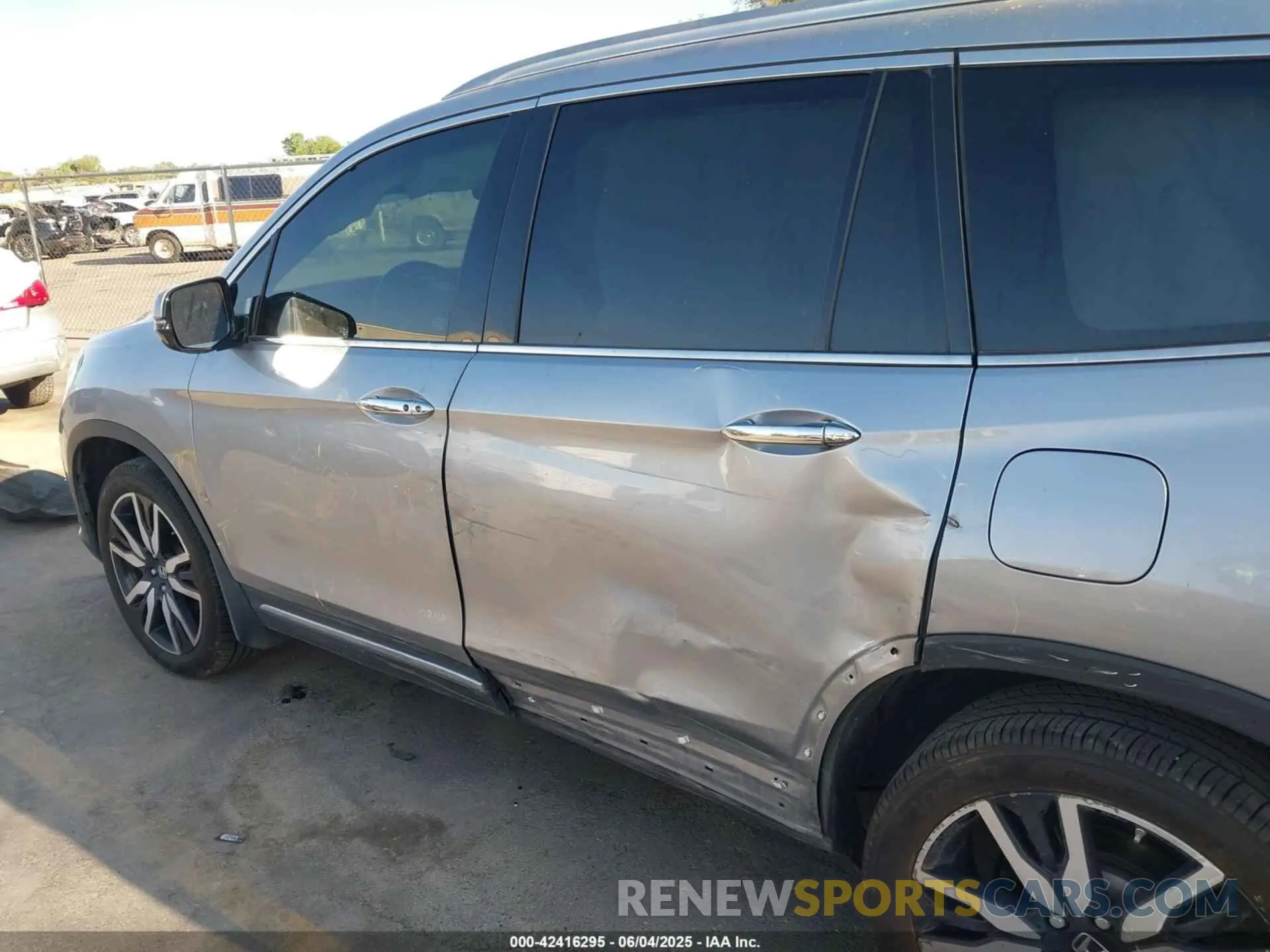 17 Photograph of a damaged car 5FNYF6H98LB042638 HONDA PILOT 2020