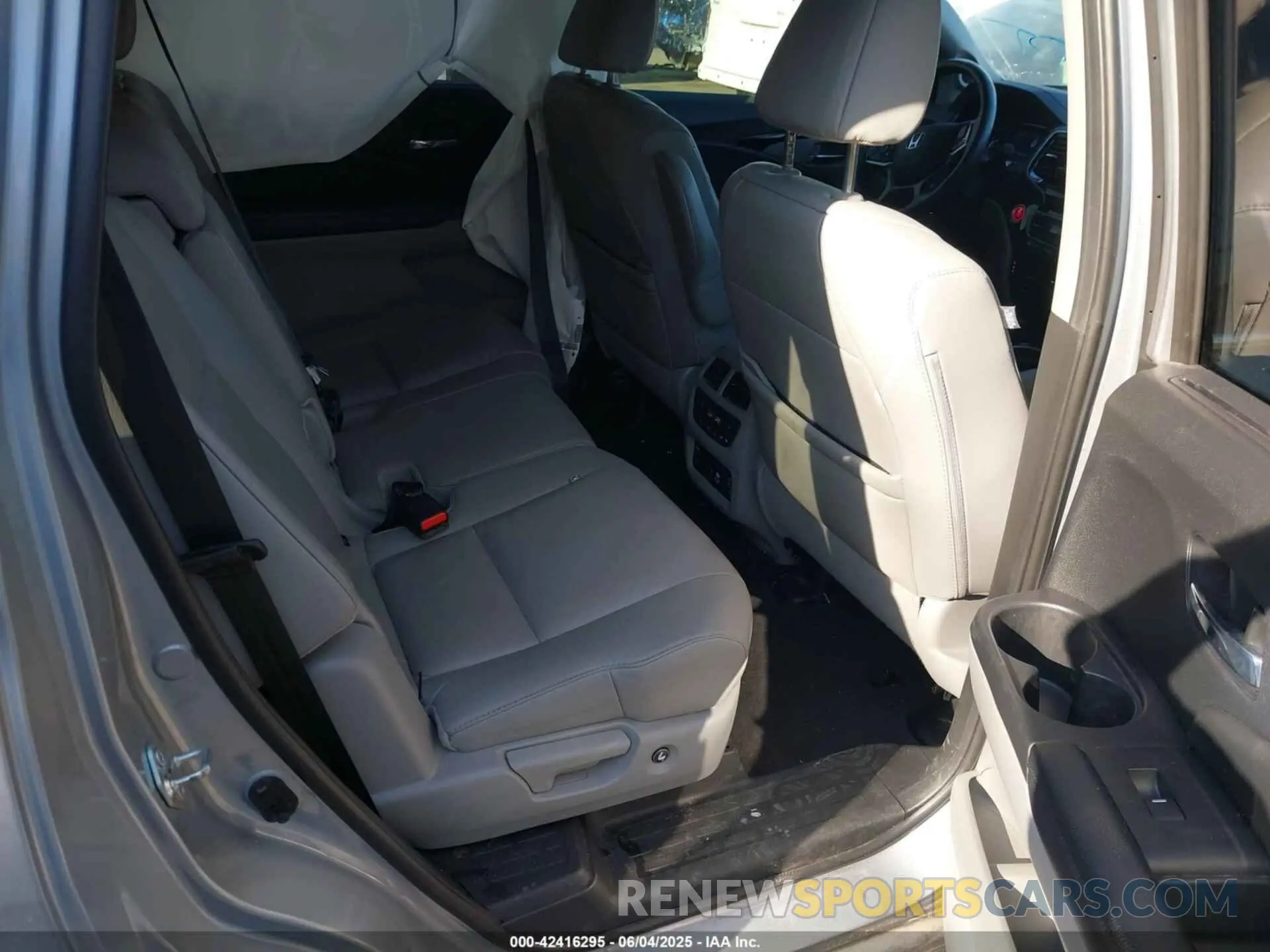 8 Photograph of a damaged car 5FNYF6H98LB042638 HONDA PILOT 2020